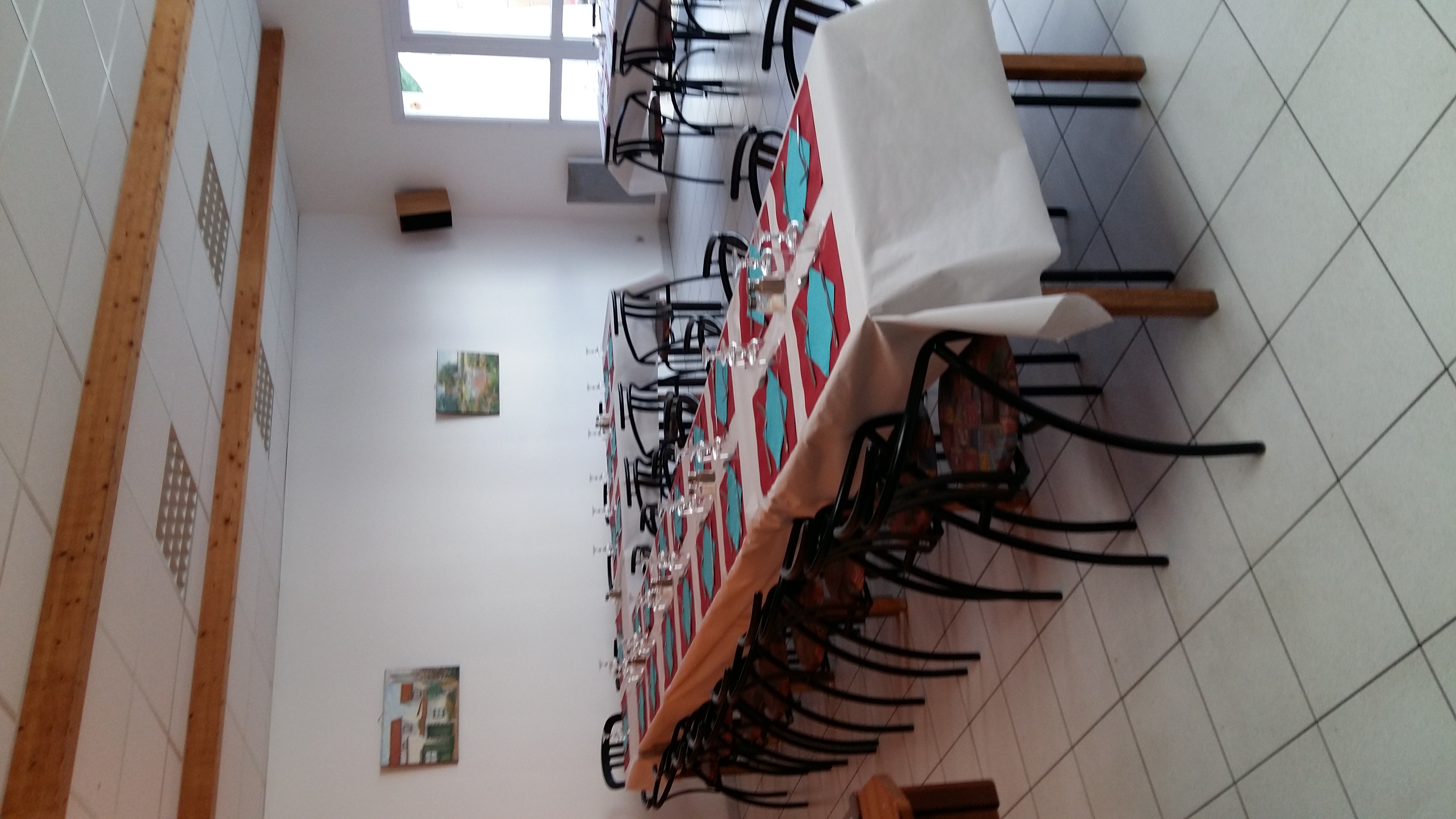 Je vends un fonds de commerce Bar, Tabac, Restaurant dans le monde rural situé à Teillé 44440. Il est situé dans le bourg d'une commune de plus de 1800 habitants.
C'est un village dynamique en plein essor avec ses commerces, une zone artisanale, de nombreux artisans....
Le commerce possède deux terrasses, une devant le bar pouvant accueillir une dizaine de personnes sans problème. La superficie du bar permet d'accueillir une vingtaine de personnes assises autour des tables.
La salle de restauration accueille 60 personnes environ et la terrasse de ce côté augmente la capacité de restauration de 30 personnes, en fonction de son agencement.
La partie cuisine comporte un poste chaud et froid, d'une légumerie, plonge et réserve. 
La mairie est propriétaire de la licence IV. 
L'agrément tabac et de la FDJ sont à mon nom.
Un logement privé se situe au dessus du commerce avec 2 chambres, un bureau, une grande pièce de vie, une cuisine et les sanitaires.
Des travaux sont à prévoir sur le commerce selon les activités que vous mettrez en avant. Il existe plusieurs possibilités de financement que je n'ai pas voulu utiliser pour laisser les enveloppes possibles et la main libre au repreneur. 
Ce commerce a un grand potentiel de développement pour un jeune couple.