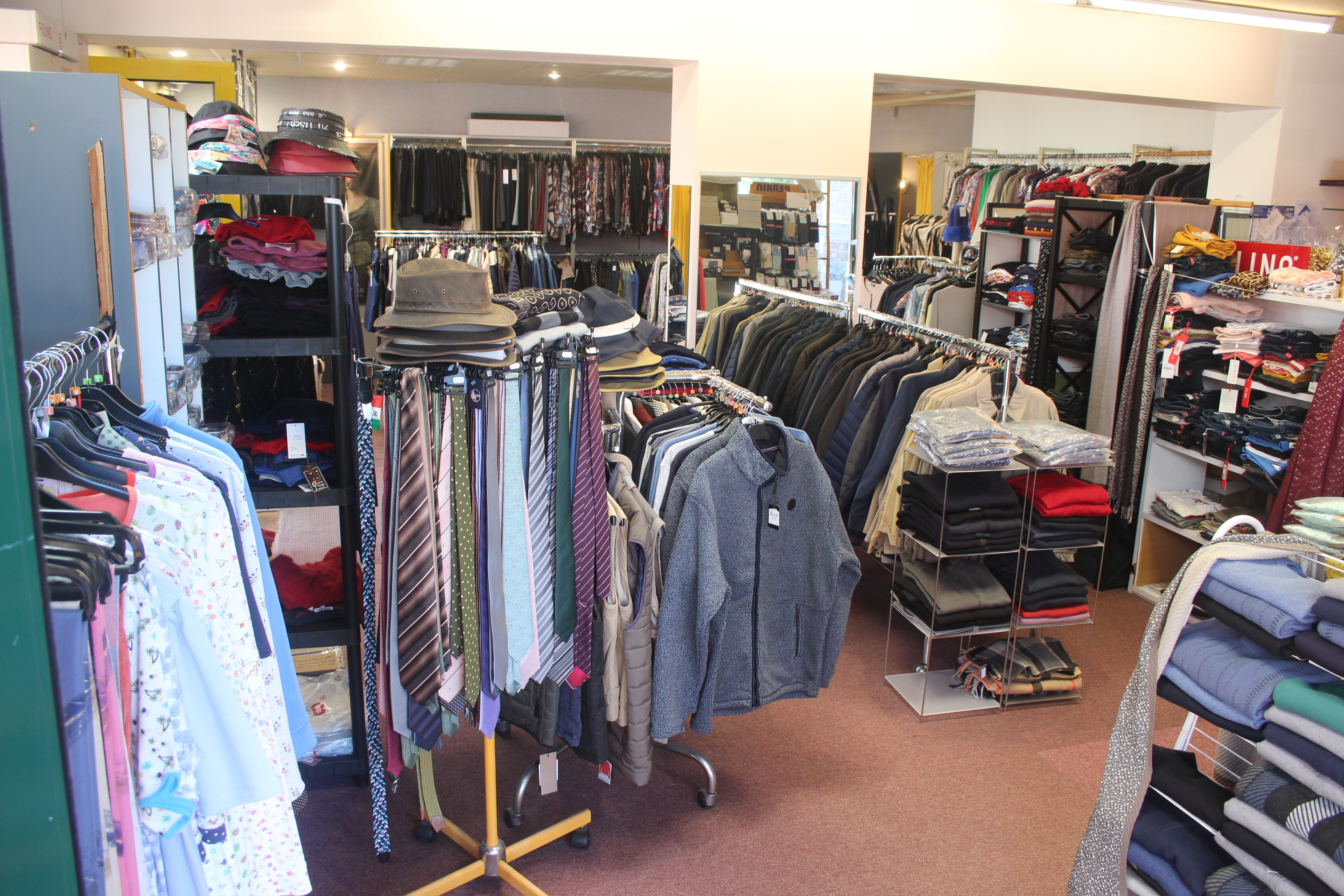 Après 39 ans d’activité, la boutique Clin d’Œil, située en plein centre-ville de Plouigneau,  cherche son ou sa repreneur(se) pour cause de départ à la retraite. 
Cette boutique indépendante propose du prêt-à-porter féminin et masculin, lingerie, sous-vêtements, linge de nuit, chaussettes, écharpes et accessoires, avec également des services  de retouches et dépôt pressing. Son offre, principalement orientée vers des vêtements confort, s’appuie notamment sur des marques reconnues comme Griffon, Armor-Lux, Plurielles, Playtex, Pionnier ou Perrin. L’activité est aujourd’hui réalisée à environ 80 % auprès d’une clientèle féminine. 
Clin d’Œil bénéficie d’une clientèle fidèle, construite depuis près de 40 ans, avec fichier clients et système de fidélité. 

Un emplacement privilégié en centre-ville 
Le commerce dispose de 105 m2, dont 80 m2 de surface de vente, et surtout d’une remarquable vitrine de 20 mètres linéaires, offrant une excellente surface lumineuse pour une grande visibilité. 
Il se trouve au cœur d’une commune de plus de 5 000 habitants, dans un environnement commerçant dynamique avec de nombreux services : pharmacie, centre médical, poste, médiathèque, banques, commerces alimentaires, chausseur, opticien, coiffure, institut de beauté, etc… Le local est situé à proximité directe d’un grand parking gratuit 

Une reprise accessible avec un fort potentiel de développement
Le commerce est proposé à 39 000 €, comprenant l’enseigne, le nom commercial, le mobilier, le matériel ainsi que le fichier clients. Le stock, actuellement estimé à 20 000 €, est à négocier avec le repreneur. 
Les murs commerciaux de 105 m2 sont disponibles à : 
	•	La location : 950 €/mois (charges comprises) dans le cadre d’un bail 3-6-9   
	•	La vente au prix de 165 000 €.  Avec un chiffre d’affaires actuel stable, l’activité présente un réel potentiel de croissance : nouvelles gammes, modernisation du magasin, communication digitale, click & collect, développement de ventes auprès des EHPAD...  La cédante est prête à accompagner son ou sa repreneur(se) dans la durée, afin de faciliter la transmission du commerce, de son fonctionnement et de sa clientèle.  Contact : Mme Martine Herry 06 26 05 42 82 – clindoeil29@laposte.net