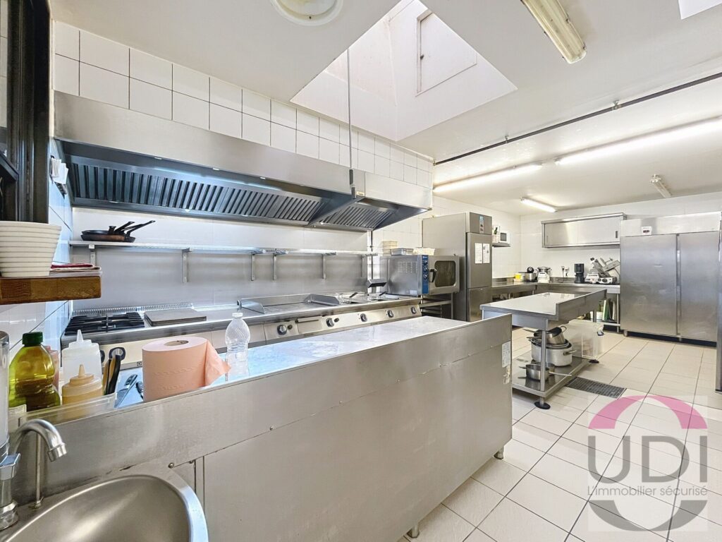 RESTAURANT À VENDRE (91 – Champcueil)

📍 Situé sur la commune de Champcueil, ce restaurant clé en main est une véritable opportunité pour se lancer ou développer son activité !



✅ Surface totale : 112 m²

 • Salle de 52 m² avec espace bar

 • Cuisine de 36 m² en parfait état

 • Espace de production

 • Remise + remise extérieure

 • WC



Prix du fonds : 139000€

📊 Chiffre d’affaires moyen (3 dernières années) : 340000€



🍔 Activité actuelle : restaurant type burger (Licence 3)

➡️ Possibilité d’adapter à un autre concept selon votre projet



💼 Atout majeur : établissement prêt à travailler, aucun gros travaux à prévoir



🏢 + Possibilité d’acquérir les murs en supplément (investissement idéal)



📈 Idéal pour entrepreneur, couple ou investisseur souhaitant une affaire rentable