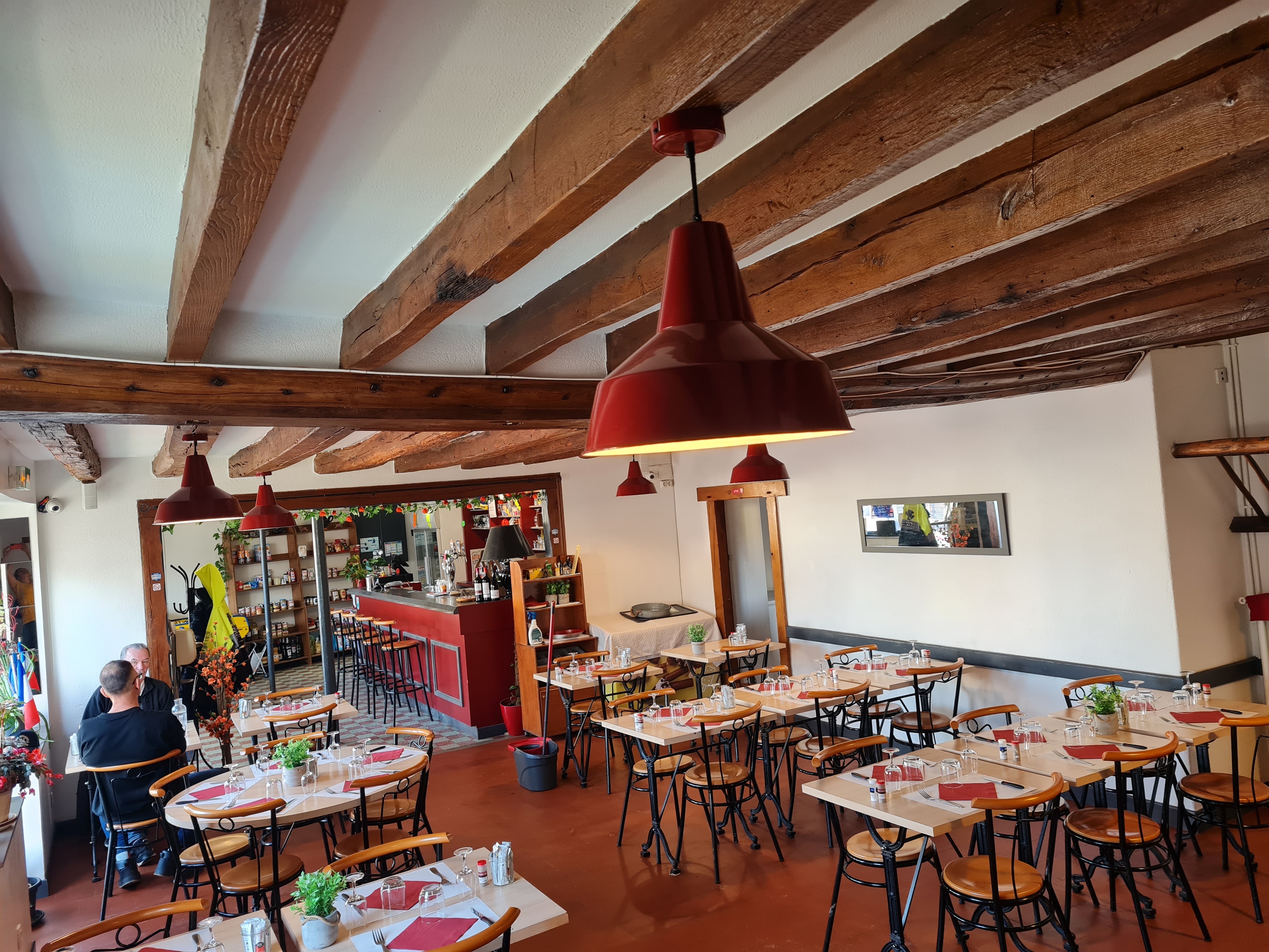 OPPORTUNITE A SAISIR CAFE / RESTAURANT

 

Commerce multiservices exploité depuis 8 ans sur Maresché avec dépôts (pain, journaux, gaz, tabac), dans le centre-bourg du village, à proximité écoles (50 m) avec ramassage scolaire pour collèges et lycées, proche de la mairie et d’une sortie de l’autoroute A28 (2km) entre Le Mans et Alençon.

Facilité de stationnement.

Clientèle familiale et fidèle au quotidien + clientèle de passage.

Capacité de 50 places assises en salle, 10 au bar et 14 places et + en terrasse.

Etablissement prêt à travailler, vendu avec le mobilier, équipement professionnel aux normes, licence IV.

 

Idéal pour couple ou personne seule voulant s’installer dans une activité de proximité avec un vrai potentiel de développement (nombre de couverts, Française des Jeux…).

 

Le prix comprend :

-Les murs avec un logement de 3 chambres (possibilité 4ème), WC et SDB séparés, grenier, salle à manger et coin repos. Surface de 85 m² loi Carrez, terrain de 660 m², 2 garages et cave.  Chauffage fioul et bois. Estimation à 160 000 €.

-Le fonds de commerce avec bar, salle de restaurant, cuisine professionnelle et son équipement aux normes, réserve, terrasse exposée plein sud d’une capacité minimum de 14 places. Surface ~ 100 m². Estimation à 85 000 €.
 

Données comptables disponible sur demande. 
Affaire a taille humaine!!