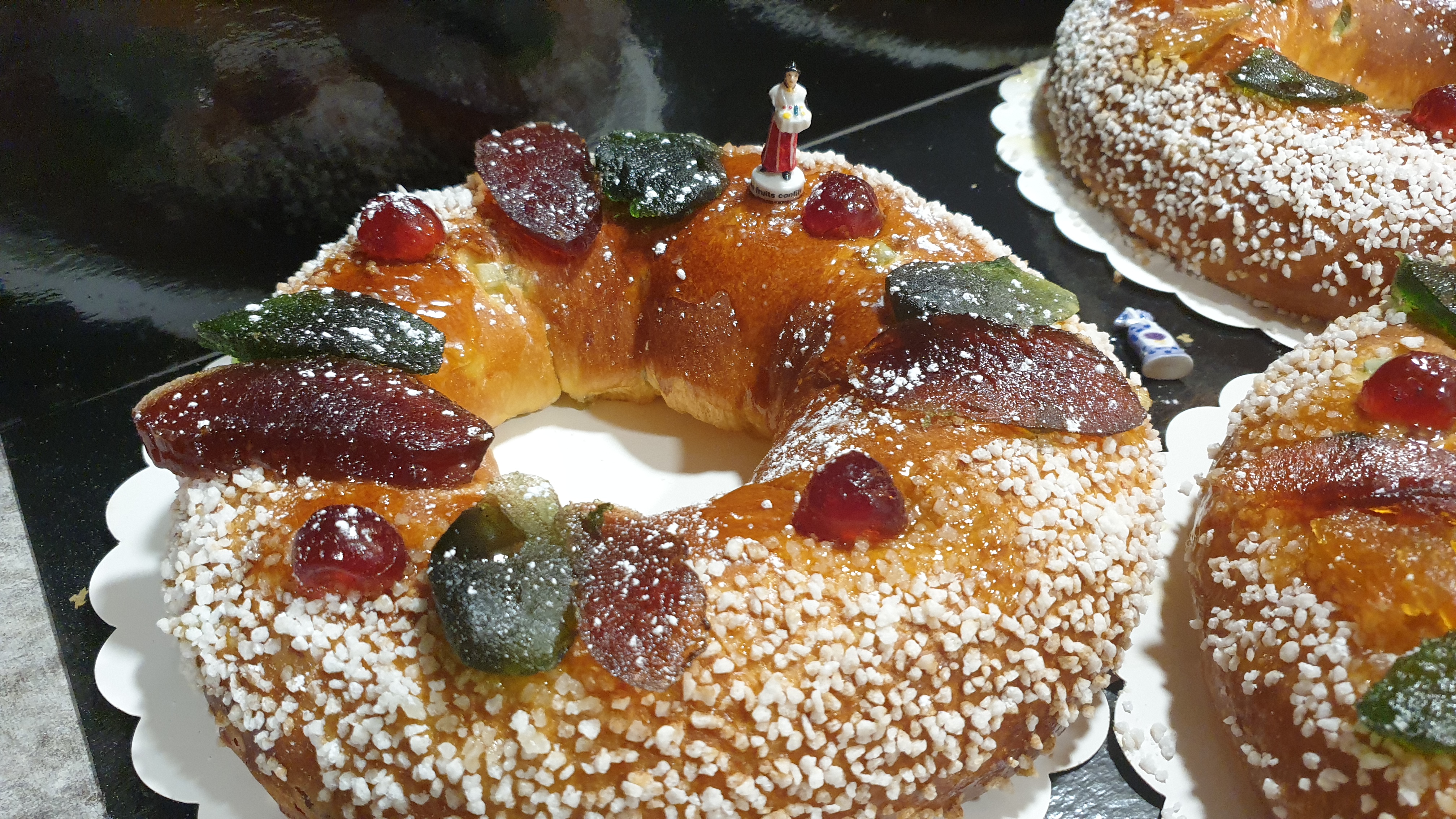 Vend cause retraite boulangerie snaking en plein cœur de camargue. Dans un village côtier, imprégné d'une forte culture taurine. 
Située au cœur du village exploité avec une vendeuse a plein temps et un boulanger a mis temps ainsi que le gérant. 
Tres forte activité saisonnière. 
Magasin et fournil correctement équipé, matériel aux normes et entretenu. 
Possibilité d'accompagnement professionnel et financier.
Belle opportunité pour personne dynamique.