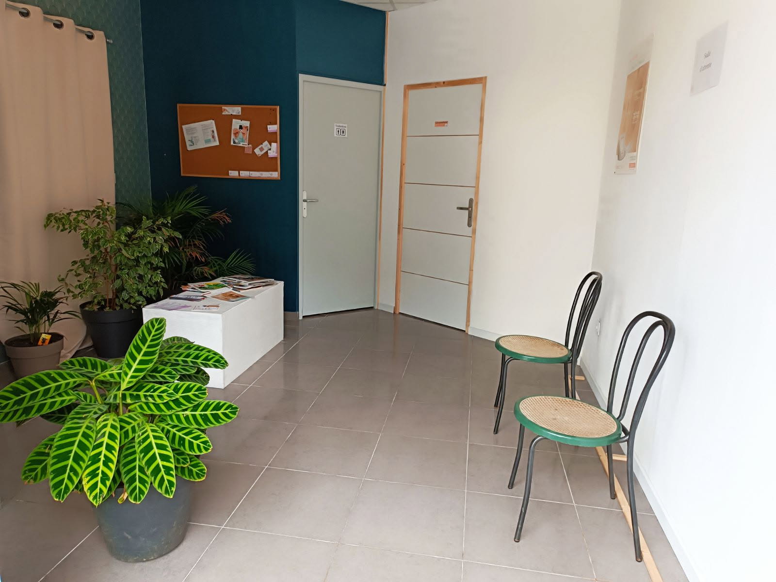 Local à louer pour une activité paramédicale, disponible dès à présent. Salle d'attente mutualisée avec le cabinet d'ostéopathe. Le bâtiment est propriété de la commune. 
Pour tout renseignement,  contacter la mairie au : 02 43 20 14 83 / mairie@rouez.fr