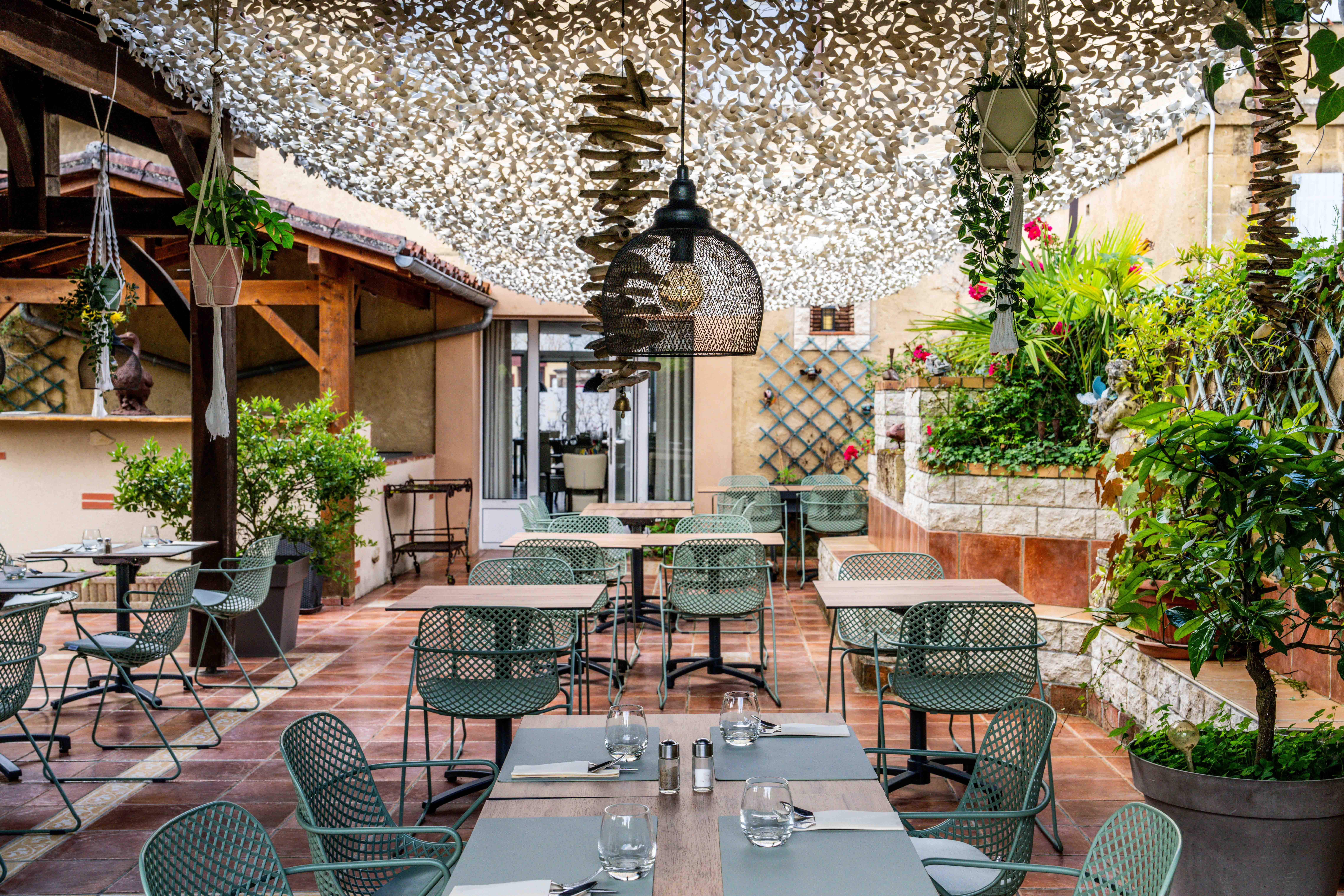 🏆 Une affaire clé en main, prête à performer ! 🏆  

Nous mettons en vente notre Hôtel 3 étoiles - Restaurant Logis de France, une adresse reconnue pour son accueil chaleureux, sa cuisine savoureuse et son confort.  

✨ Une belle reconnaissance : nous avons récemment reçu le Trophée Satisfaction Client Logis 2025 , preuve de la fidélité et de la satisfaction de notre clientèle.  

🔥 Ce qui vous attend :  
✅ 9 chambres tout confort avec climatisation réversible 🏨  
✅ Deux salles de restaurant pour s’adapter à toutes les envies 🍽️  
✅ Un bar avec licence IV, idéal pour une activité dynamique 🍷  
✅ Un patio aménagé de 48 places avec mobilier neuf et cuisine extérieure équipée 🌿🔥  
✅ Une cuisine de chef hautement équipée ( 2 fours mixtes Frima, pacojet, cellule de refroidissement…) 👨‍🍳  
✅ Une plonge rénovée récemment avec lave-vaisselle haut de gamme Hobart (valeur 16 000 €)  

💰 Un business rentable et stable :  
📈 Exploité par un couple et un serveur, pour un modèle rentable et humain  
📊 CA 2024 stable par rapport à 2023, preuve de la solidité de l’activité  

🏡 Un cadre de vie idéal :  
🛋️ Appartement de fonction 3 chambres, 2 salles d’eau, cuisine équipée et salon  
🎒 Commodités à 50m : école, maison d’assistantes maternelles, tous commerces et maison médicale  
🏫 Collège et lycée à 10 min, parfait pour une vie de famille  

✨ Une opportunité à ne pas manquer !  
🏠 Murs : 530 000 €  
📜 Fonds de commerce : 120 000 €  
🏡 Ensemble immobilier (murs + fonds) : 650 000 €  

Après 13 ans d’investissement et d’amour dans cet établissement, nous sommes prêts à transmettre le flambeau 🔥.  

📞 Contactez-nous vite avant qu’il ne soit trop tard ! 📩   06.85.66.64.81

#TrophéeSatisfactionClient #LogisHôtels #HôtelRestaurantDuCommerce #InvestissementCléEnMain #VieDeVillage #RepriseIdéale