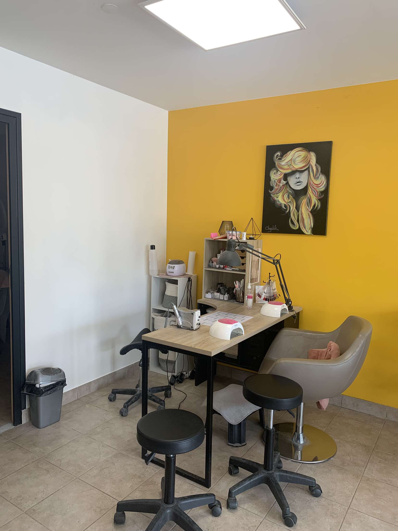 A VENDRE URGENT – Fonds de commerce Salon de Coiffure – Emplacement idéal
Opportunité rare !
Nous vous proposons à la vente un fonds de commerce de salon de coiffure et esthétique, idéalement situé dans une commune de 2 000 habitants, dynamique et très fréquenté. Ce salon bénéficie d’une belle visibilité, d’une clientèle fidèle et régulière, et d’une excellente réputation locale.

Salon lumineux et entièrement équipé
3 postes de coiffage / 2 bacs
Climatisation neuve, mobilier moderne, matériel en bon état
Aucun travaux à prévoir
Menuiserie refaite à neuf
Clientèle mixte, fidélisée depuis plusieurs années (15 ans)
Clientèle aussi à la maison de retraite de moisdon la riviere en plus du salon
Ce fonds de commerce représente une belle opportunité pour un(e) professionnel(le) souhaitant s’installer.
Possibilité d’accompagnement à la reprise.
Possibilité d acheter les murs ou à la location

Suite à des soucis de santé personnels, je me vois malheureusement contrainte de fermer mon salon. Après 15 années d’activité, c’est une décision difficile, mais nécessaire pour me concentrer sur ma santé.
Le fonds de commerce est donc mis en vente à un prix très attractif, en dessous de sa valeur, afin de permettre une reprise rapide.

Ne manquez pas cette occasion de reprendre un salon prêt à travailler dès le premier jour !