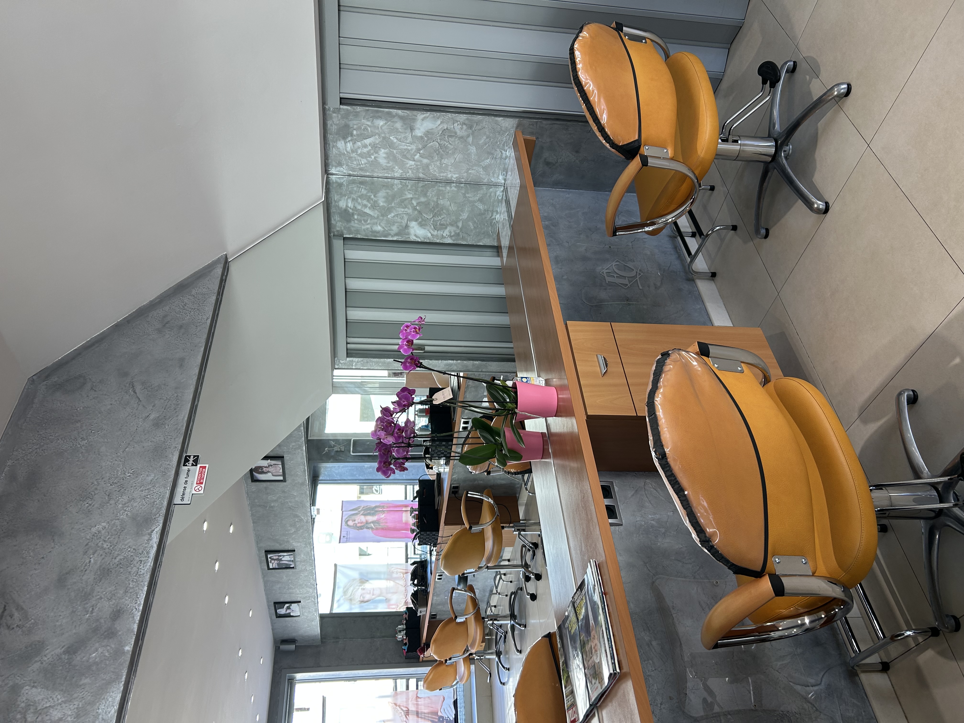 À vendre Fond de commerce salon de coiffure mixte à Saujon cause retraite dans ville thermale emplacement stratégique (mairie banque poste ) parking à proximité affaire historique et saine à 10km de la mer