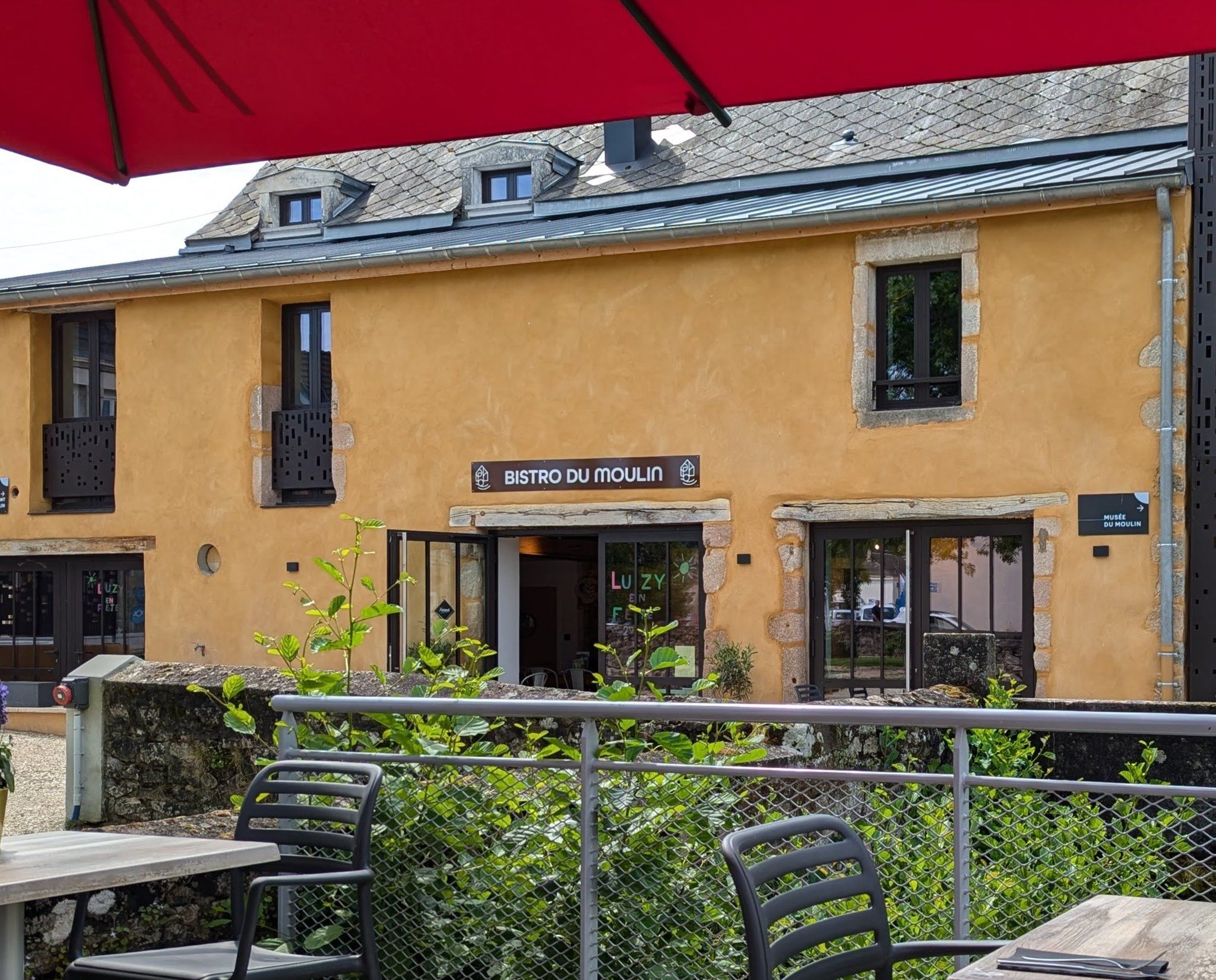 Le tiers-lieu numérique et social "Notre Moulin", situé à Luzy, recherche son futur porteur de projet pour animer et développer l’espace de restauration du bistro du Moulin ! 🌿🍽️
 
Vous êtes passionné(e) par la cuisine, l’accueil ou l’animation de lieux de vie ?
Voici une belle opportunité de créer un espace chaleureux, favorisant les échanges et participant pleinement à la dynamique du tiers-lieu et de la commune.
 
🎯 Votre mission
Imaginer et faire vivre un lieu convivial où habitants, visiteurs et usagers du tiers-lieu pourront se rencontrer, partager et créer du lien autour de bons petits plats.
 
📅 Dépôt des candidatures
Envoyez votre dossier avant le 29/12/2025 :
📧 Par mail : mairie@luzy.fr
📍 Ou directement en mairie : 2 Place de l’Hôtel-de-Ville, 58170 Luzy
 
👀 Visite du lieu
Envie de découvrir les espaces et les équipements ?
Des visites du futur tiers-lieu Notre Moulin peuvent être organisées sur demande à : notremoulin@luzy.fr
 
Il s'agit d'une description synthétique. Retrouvez le contenu complet de l'appel à candidature (détails, conditions, modalités, ...) sur : https://www.luzy.fr/wp-content/uploads/2025/12/Appel-%C3%A0-candidature-espace-restauration.pdf

Découvrez plus d'informations sur le territoire en visitant les sites internet de la Communauté de Communes Bazois Loire Morvan, de l'office de tourisme Rives du Morvan et de la ville de Luzy :
https://www.bazoisloiremorvan.fr/
https://www.rivesdumorvan.fr/
https://www.luzy.fr/