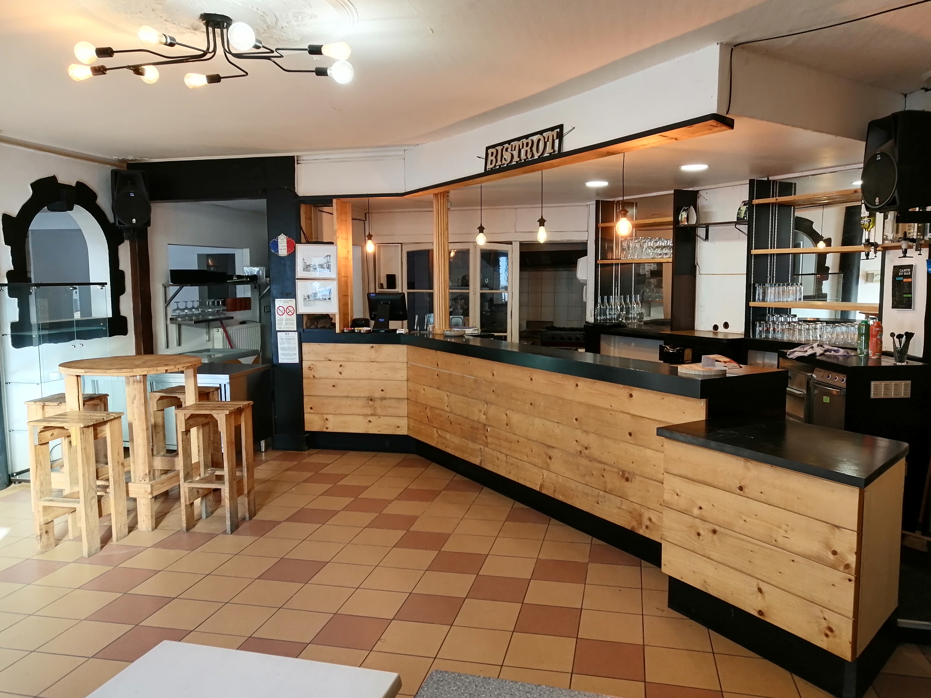 Immeuble à usage commercial et d'habitation à vendre.
Au cœur de Viella, village gersois de 540 habitants, l'immeuble est composé d'une surface commerciale de plus de 200m2, d'un appartement de 100m2 et de greniers à aménager de 200m2.
L'immeuble a été exploité en café restaurant et en pizzeria, il y a peu de concurrence aux alentours et les Viellanais ont hâte de retrouver leur café restaurant de façon pérenne.
Le village propose toutes les commodités (école, épicerie, tabac, coiffeurs, professionnels de santé) et n'attend plus qu'un couple dynamique pour faire revivre ce lieu d'échanges et de partages.