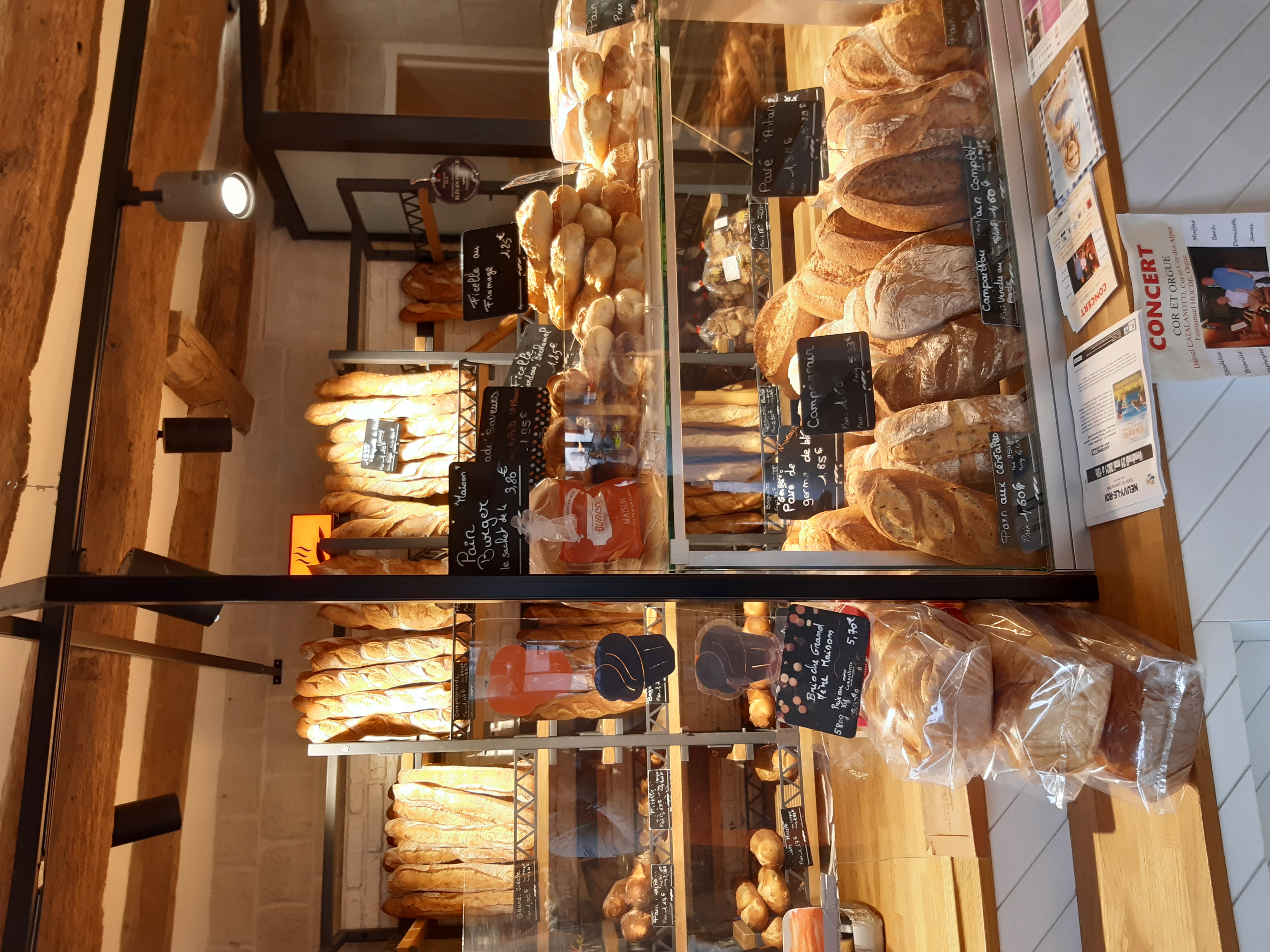 Cause retraite avant décision radicale, Boulangerie Pâtisserie à céder à un couple de gérant désirant se créer une carrière personnelle à sa propre image.
Commerce tenu et entretenu au mieux possible pendant 30 ans dans un secteur regroupant plus de 2500 habitants sans concurance direct.
Logement et local pro en bon état. 
Candidat sérieux prendre contact.