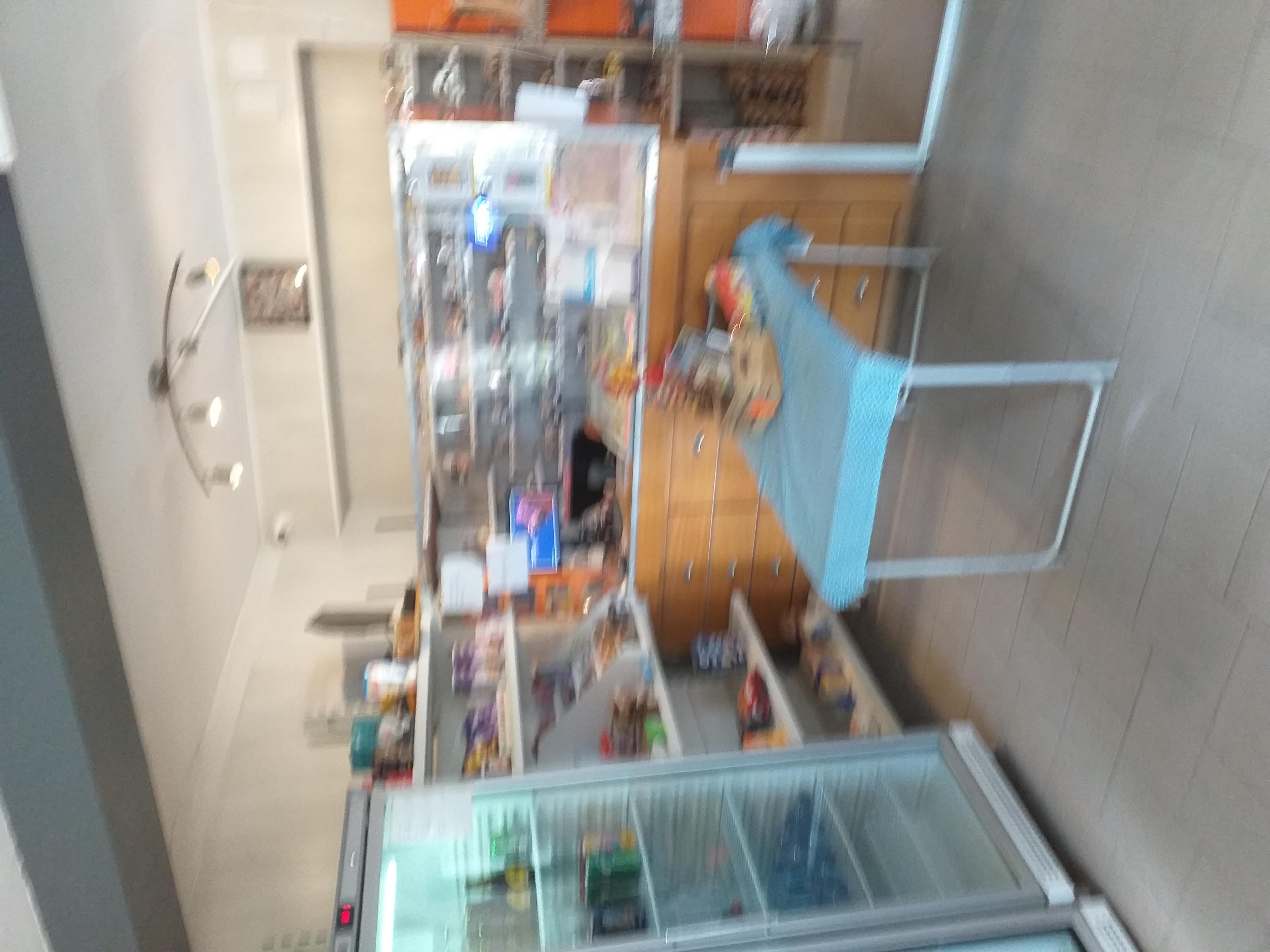 a vendre fonds de commerce +murs et maison d'habitation 
pour cause de santé
Bon chiffre d affaires
Axe très passager
Village dynamique