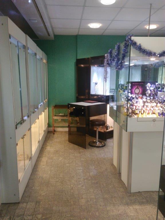 cause retraite Vend ou( loue avec promesse d'achat sur 3 ans) fond de commerce horlogerie bijouterie situé dans l’Eure a conches en ouche 27190 village en pleine expansion dans immeuble rénové avec atelier sur place et arrière boutique, possibilité d’appartement au dessus du magasin
 Avec coffres fort et alarme au normes .
. informatique avec logiciel bijou 3  a voir nouvelle mise a jours
 9 vitrines intérieur + 3 vitrines tournante Et 4 vitrines de façade ,2 comptoirs placard avec tiroirs et étagères
Matériel : machine Gravograph pour graver plaque, bijou, timbale et rond e serviette, avec 5 jeu de lettres et machine a affûter les fraise . Machine a graver les alliance
Cuve a ultra son pour nettoyage bijou et horlogerie . machine a polir centrifugeuse OTEC
Potence pour ouvrir les montres+potence pour poser les verres et fermer les boite de montres etc.…..clientèle existante réussite assuré si sérieux zone chalandise seul pour 10000 habitant
aide a la reprise avec accompagnement d'ouverture.
Pour tous renseignement Tel :06 72 89 89 89