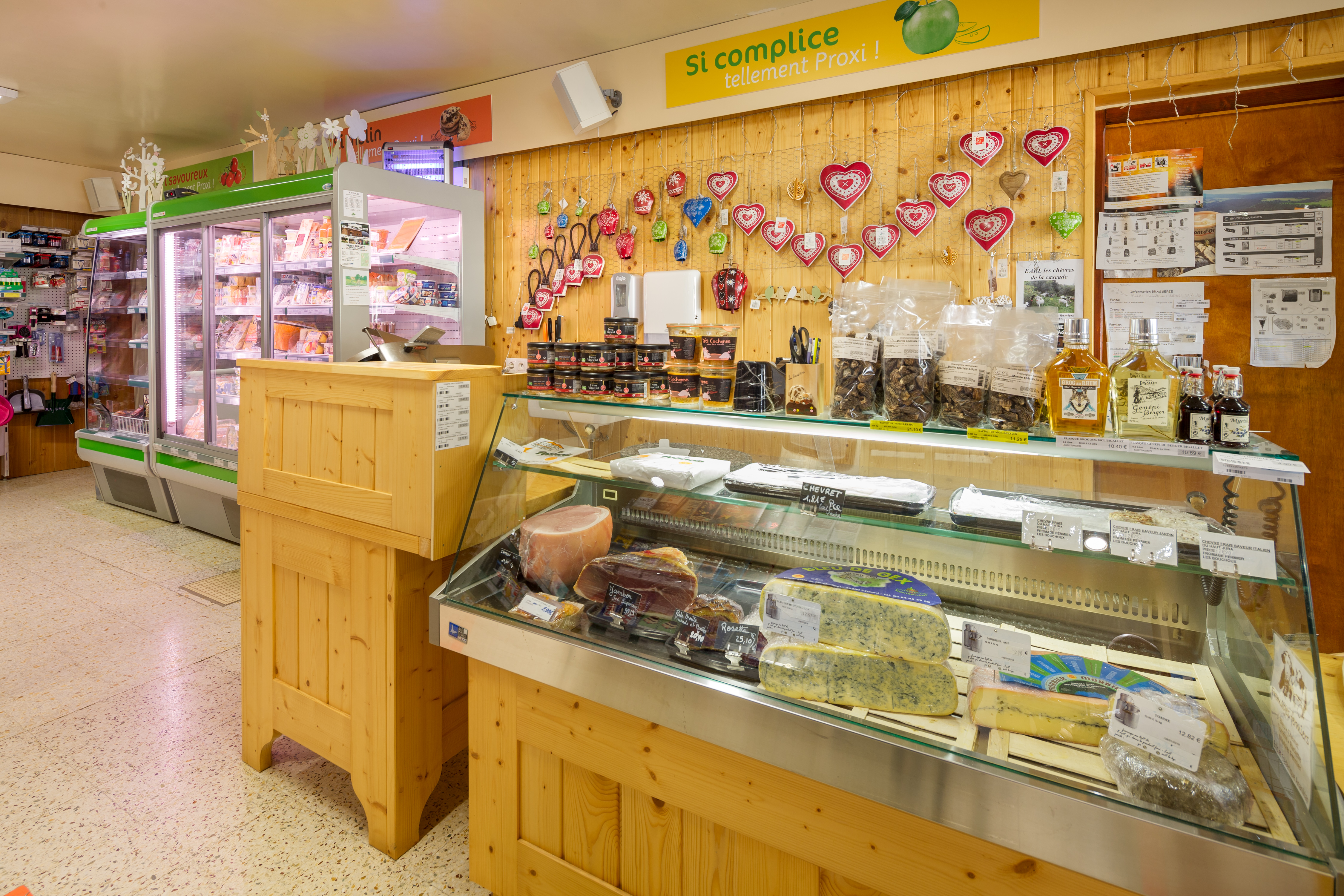Vente d'une épicerie multi-services, sous enseigne Proxi (Groupe Carrefour).
Située au coeur d'une station de ski du haut Jura, prisée aussi bien en hiver qu'en été.
Magasin d'une belle surface de 95 m2, équipé de la climatisation et d'un rayon traiteur, charcuterie, fromage à la coupe. Le magasin dispose d'une réserve de 56 m2, 1 chambre froide, 1 bureau, le tout très bien entretenu, ambiance chaleureuse avec beaucoup de bois.
Les services proposés sont la presse, les produits locaux, le gaz et le pain. CA stable, avec une belle marge de progression en augmentant l'amplitude horaire. Le magasin ferme 5 semaines par an pour congés.
Le prix demandé pour le fonds de commerce est de 100 000 €. Loyer de 462€ mensuel. Idéal pour un couple ou 2 associés.