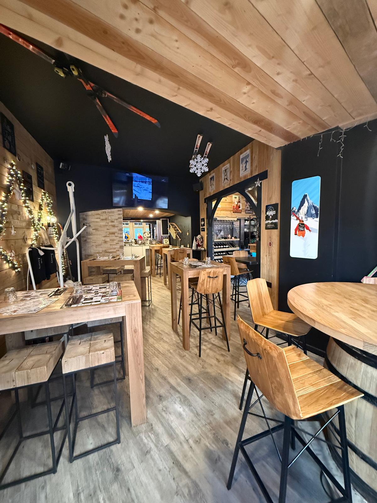 À vendre fonds de commerce de bar-restaurant situé en plein centre de Tarare, dans une rue piétonne dynamique et commerçante.

Établissement historique du centre-ville, bénéficiant d’une forte notoriété locale, exploité sans interruption depuis près de 40 ans.

L’ensemble de l’établissement a été entièrement rénové il y a 3 ans lors de la reprise.

🔹 Entreprise à taille humaine :
Exploitation actuelle tenue par un couple, idéale pour un couple ou un binôme souhaitant gérer un établissement sans équipe lourde.

🔹 Surface commerciale :
– 65 m² en rez-de-chaussée
– 30 places assises à l’intérieur
– 20 places assises environ en terrasse

🔹 Licence IV

🔹 Salle / espace clientèle :
Salle équipée d’une grande télévision, de deux enceintes connectées, d’un jeu de lumière et d’un mobilier de qualité récent (3 ans), permettant une exploitation polyvalente (bar, restauration, événements, soirées à thème).

🔹 Cuisine entièrement équipée :
Plan de travail inox, hotte professionnelle, four professionnel, friteuse, saladette, chambre froide, espace plonge avec lave-vaisselle professionnel.

🔹 Espace bar :
Matériel entretenu, compresseurs des frigos du bar changés récemment,
lave-verres professionnel et machine à glaçons professionnelle.

🔹 Logement inclus dans le bail :
Appartement de fonction de 61 m² à l’étage, comprenant 2 chambres.
Remise privative d’environ 10 m² pour le stockage, accessible par une cour commune.

🔹 Loyer attractif : 680 € / mois (commerce + logement)

L’établissement fonctionne actuellement en bar-restaurant avec une carte volontairement maîtrisée, adaptée à son concept montagnard.
Fort potentiel de développement selon le projet du repreneur.

Tarare se situe à environ 35 minutes de Lyon, avec un accès à l’autoroute A89 à moins de 5 minutes, offrant une excellente accessibilité.

Vente pour nouveau projet personnel et professionnel.

💼 Affaire clé en main.

📊 Chiffre d’affaires communiqué après premier échange sérieux.