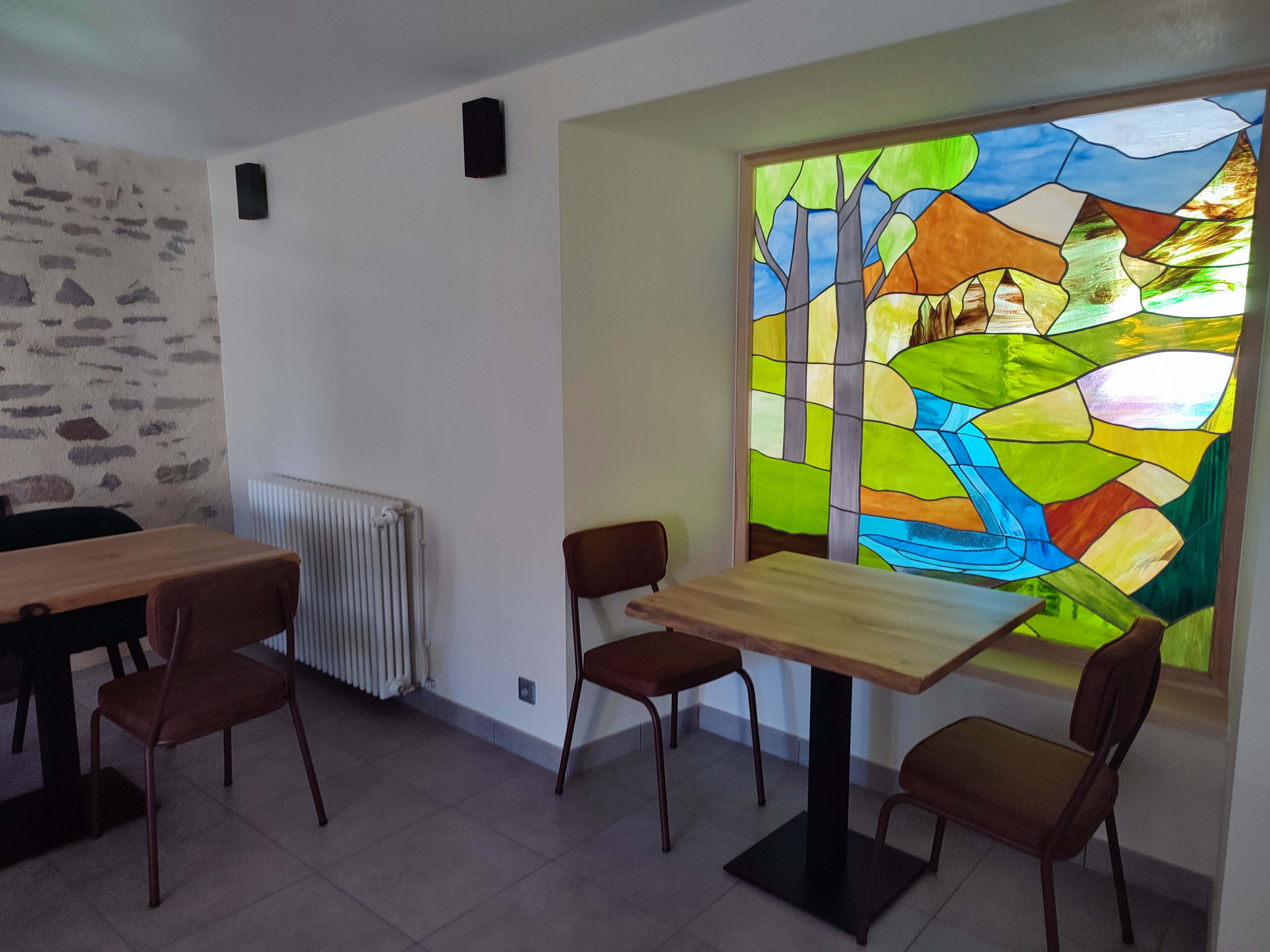 Nous recherchons un gérant motivé pour reprendre la gestion d'une auberge située au cœur d'un petit village du cantal à 2 mn de l'A75 entre 2 échangeurs.
Véritable lieu de vie et de convivialité accueillant habitants, randonneurs et touristes de passage.
Le bar-restaurant peut accueillir 30 couverts + terrasse extérieure. 
L'auberge est équipée d'un logement de fonction et de 3 chambres d'hôtes.