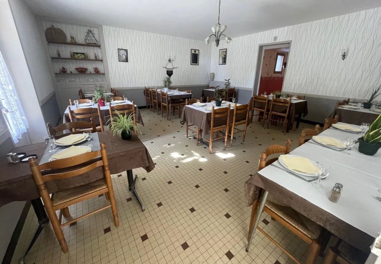 Bar, fonds de commerce, restaurant, traiteur 130 m² Monts-sur-Guesnes

📍 À vendre, fonds de commerce de bar / restaurant / traiteur, exploité sous l’enseigne Café du Cheval Blanc, idéalement situé au cœur de Monts-sur-Guesnes (86420), commune dynamique du nord de la Vienne, à proximité du Center Parcs du Bois aux Daims et à 15 min de Loudun.
  
  🔹 Détails de l'activité
  
  Type d’activité : Bar – Café - Restauration - Traiteur
  Licence IV incluse dans la vente
  Clientèle locale fidèle + fréquentation touristique 
  Affaire saine et rentable immédiatement, tenue depuis 25 ans
  Potentiel de développement 
  
  🔹 Locaux et équipements
  
  Salle principale avec comptoir équipé ; salle de restaurant 35 couverts et seconde salle de réception 100 couverts.
  Terrasse extérieure (24 couverts)
  Réserve, sanitaires, coin stockage, coin plonge séparé
  Logement de fonction à l’étage compris dans le bail commercial
  L'ensemble du matériel et du mobilier sont inclus dans la vente
  Normes ERP 
  
  🔹 Informations financières
  
  Prix de vente du fonds de commerce : 135 000 euros.
  Bail commercial 3/6/9 en cours
  Loyer mensuel : 534 euros TTC/mois
  1 salarié
  
  🔹 Accompagnement possible
  
  Le cédant est disposé à accompagner le repreneur lors de la transition pour faciliter la reprise de l’activité.
  
Surface : 130 m²
Non soumis au DPE

Consommation énergie primaire : Non communiqué
Consommation énergie finale : Non communiqué