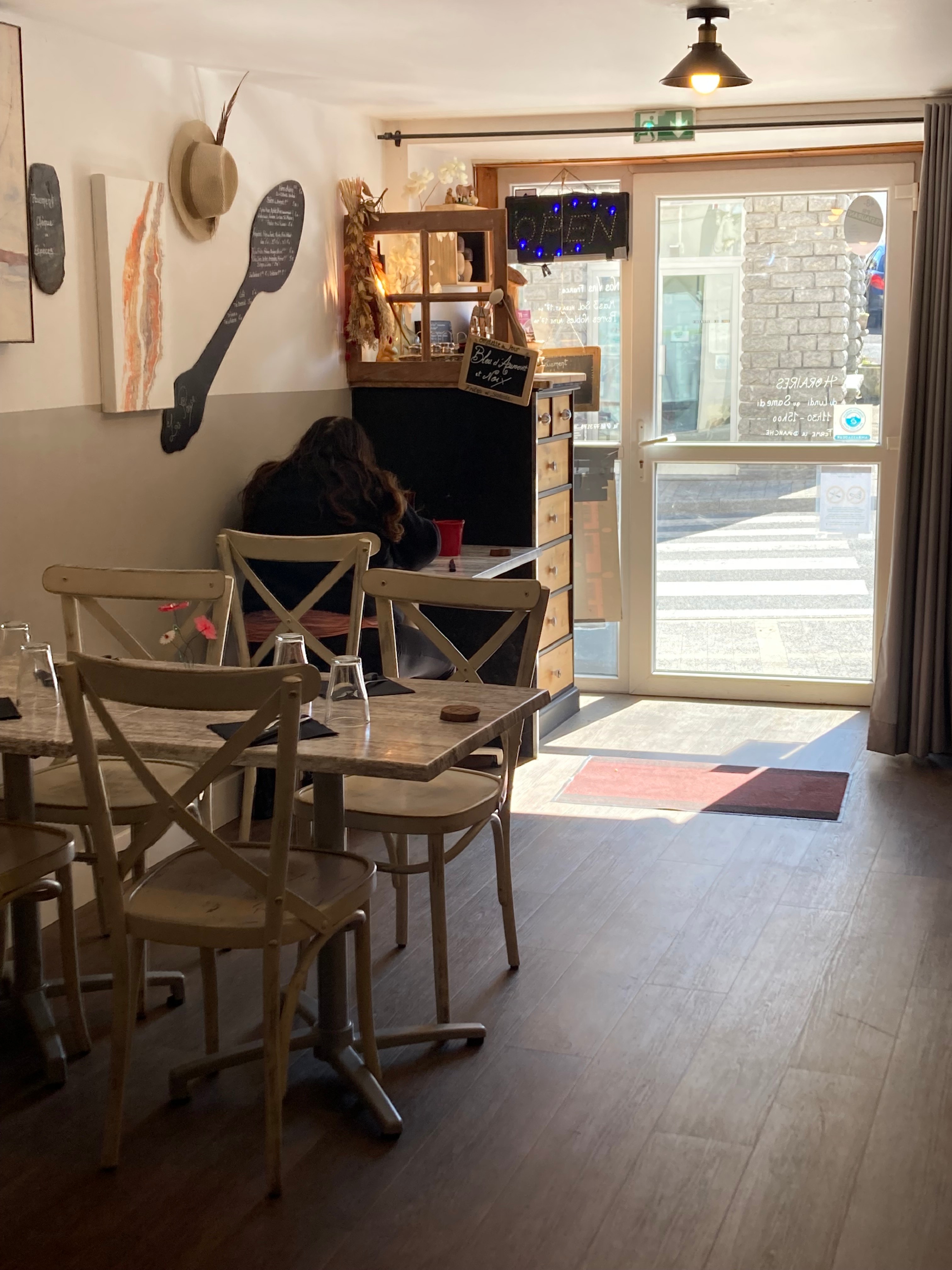 A reprendre : Restaurant saisonnier idéalement implanté au cœur d’un village étape en Lozère, à proximité immédiate de l’autoroute A75 (axe Clermont-Ferrand – Béziers).
La salle de restaurant, entièrement rénovée en 2020, permet d’accueillir 21 couverts intérieurs complétés par 16 couverts en terrasse. Cuisine équipée (20 m²). Clientèle touristique, et de passage sur l’A75, qui apprécie la carte mettant en avant des spécialités locales et l’ambiance chaleureuse de l’établissement. Belle réputation (4.5/5 Trip Advisor).
Possibilité de développer l’activité à l’année.
