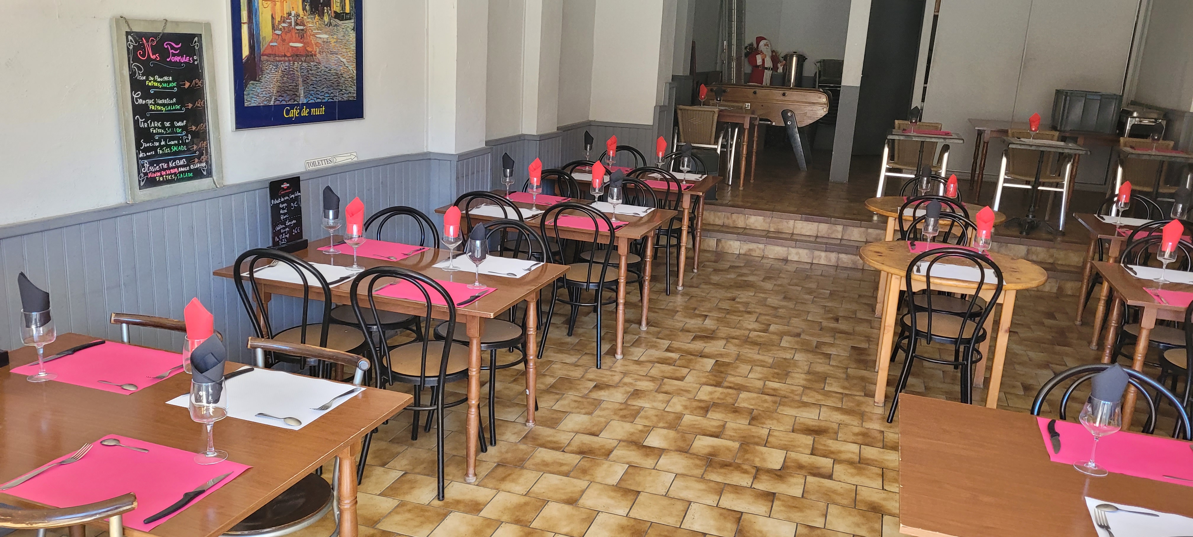 À vendre, au sud de la Lozère à la frontière du Gard, sur un axe routier très fréquentée (RN106 reliant Mende à Nîmes), le fonds de commerce d’un restaurant – bar - FDJ – PMU bénéficiant d’une excellente visibilité. 
Situé en bordure de nationale, emprunté par les vacanciers, les routiers et la clientèle locale, l’établissement bénéficie d’une fréquentation, particulièrement marquée en période estivale.
L’établissement se compose de deux espaces distincts :
l’espace bar / jeux (FDJ – PMU) avec environ 10 places assises,
la salle de restaurant d’une capacité d’environ 50 couverts (voire plus selon l’agencement).
À l’extérieur, une terrasse d’environ 20 places.
L’établissement propose une cuisine traditionnelle, complétée par une offre de pizzas et hamburgers à consommer sur place ou à emporter.
Ouvert toute l’année, il dispose de la Française Des Jeux, du Pari Mutuel Urbain et de la licence IV.
Une équipe de 3 salariés est déjà en place. Le cédant se tient disponible pour accompagner le repreneur durant les premiers mois. 
Bail commercial avec la mairie : 800 € /mois. 
Vente du fonds de commerce : 160 000€.

Référence de l'annonce : L0460