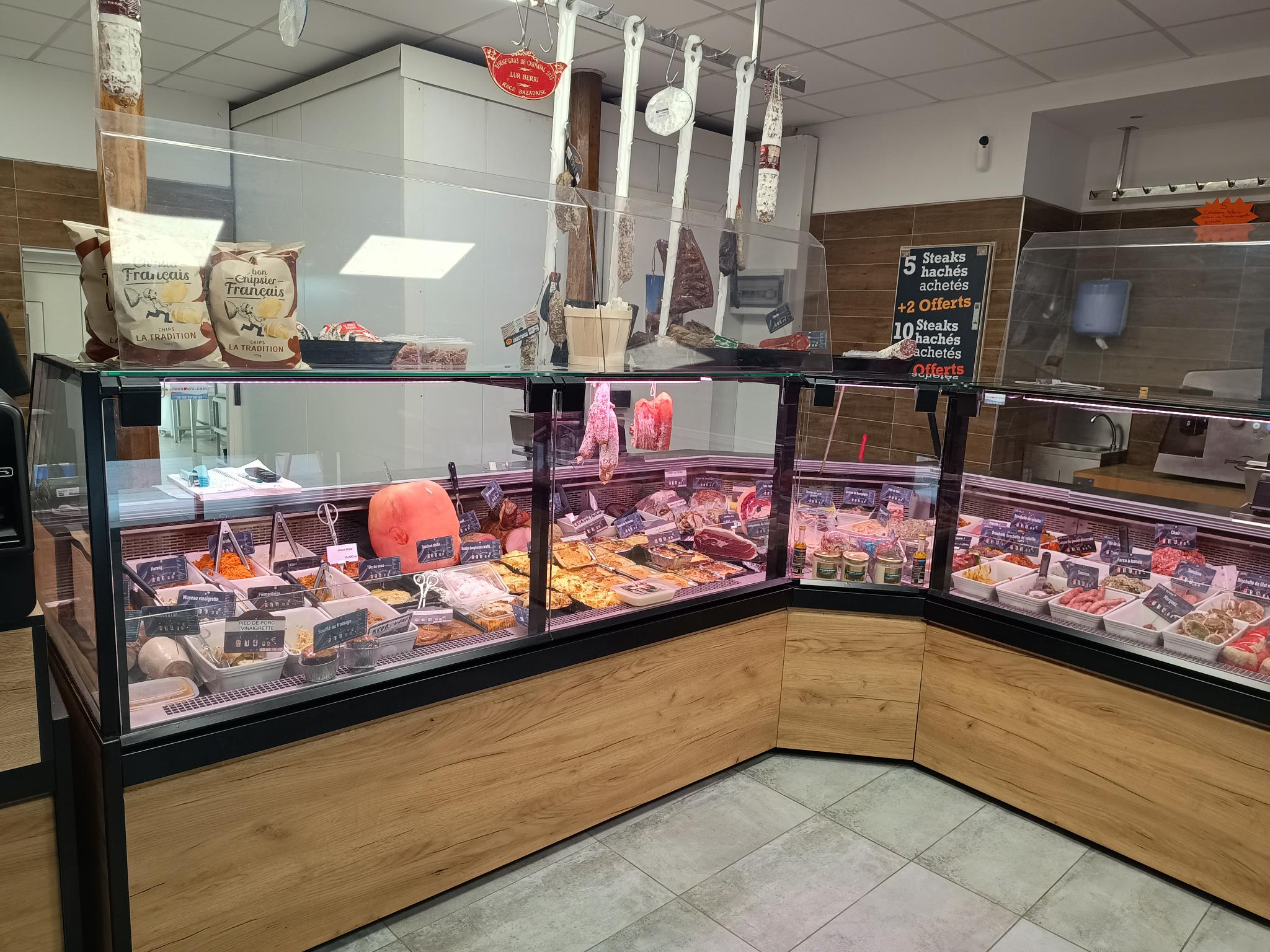 Vend, cause réorientation professionnelle, boucherie artisanale dans une commune lot-et-garonnaise très touristique située aux portes des Landes.
Reprise à l’été 2023, située en plein centre-ville avec tous les commerces (boulangerie, pharmacie, restaurant, bar, tabac, épicerie, banques, etc…).
La clientèle est principalement locale mais également une clientèle touristique liée d’une part au seul établissement thermal du Lot-et-Garonne, et sur la saison estivale en lien avec le Center Parc situé à 5 kms. 
Le local boutique a été entièrement rénové en 2023 (rénovation de l’ensemble du magasin, changement des vitrines d’un linéaire de 7.5 ml). 
Il est composé :
-d’une surface de vente de 60 m2 avec vitrine, 3 chambres froides frigorifiques de 3 à 6 m2,
-d’une rôtissoire 
-d’un laboratoire boucherie/charcuterie équipé (gros hachoir réfrigéré, machine sous-vide, piano gaz 4 feux avec four, four classique, marmite cuve 150 l pour fabrication charcuteries et boudins, billot, grandes tables de travail, poussoir hydraulique, mélangeur, etc…
-d’un coin plonge et coin cuisine/traiteur avec gazinière, hotte, étagères etc…,
-de plusieurs pièces de stockage (chambres froides, espace hygiène, stockage divers, réserve emballage ), local vestiaire,
A l’étage, sur 2 niveaux, appartement d’habitation de 250 m2 avec 4 chambres dont une suite parentale, grande terrasse, un grand salon séjour, cuisine de plus de 60 m2, chauffage gaz, grande cours, garage...
Loyer annuel pour l’ensemble 24 000 € pour l'ensemble des locaux. 
 Atouts :
-Clientèle fidélisée : savoir-faire reconnu
-Local sans travaux en parfait état et pas d’investissements matériels à prévoir
-Peu de concurrence
-Marché très réputé chaque mardi et samedi matin qui draine un grand flux de clientèle
-Gros potentiel de développement sur l’activité charcuterie-traiteur
-Transfert des savoirs et passation envisagée
-Chiffre d’affaires moyen et résultat net en forte augmentation depuis 2 ans : pour 2024 : 537 k€ (CA), 41 k€ (Résultat), les chiffre du premier semestre continuent à croitre…
Accompagnement possible par le cédant.