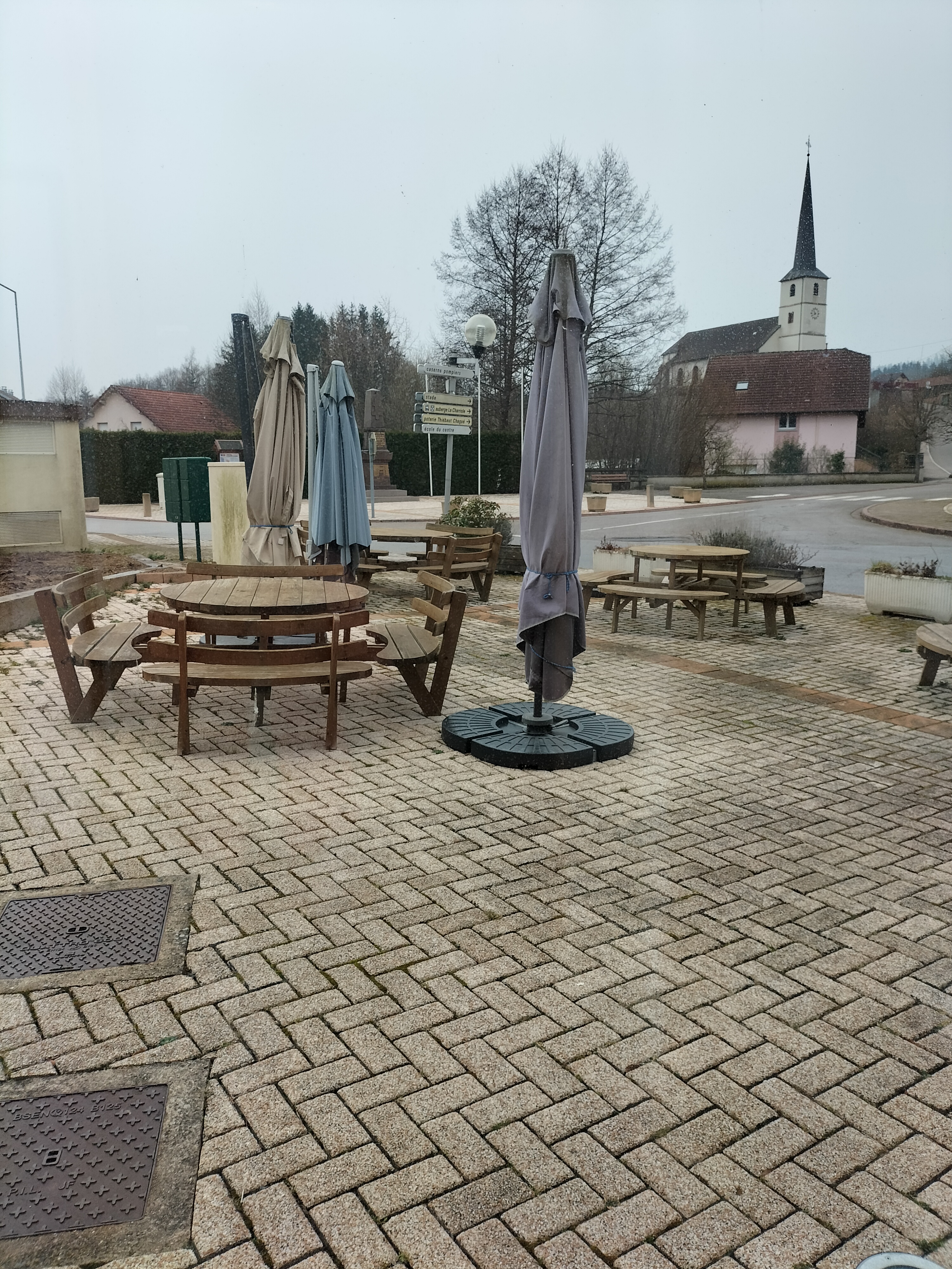Bonjour, terrasse , premier étage,tout le matériel cuisine Vario cooking,four , chambre froide, congélateur, indépendant machine à bière, machine à addition et capacité de 60 a 80 couverts.