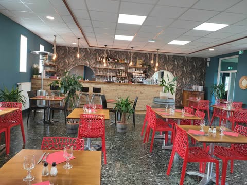 A vendre (cause retraite),
Restaurant Traiteur « Le Galion » refait à neuf, pouvant accueillir jusqu'à 120 couverts, répartis en trois salles et une terrasse plein sud.
En plein coeur du bourg de Kerlouan, sa proximité des plages et du site de Ménéham constituent un atout majeur.
Étant ouvert cinq jours sur sept le midi, il est possible de maximiser les revenus.
Pour de plus amples informations, vous pouvez nous contacter