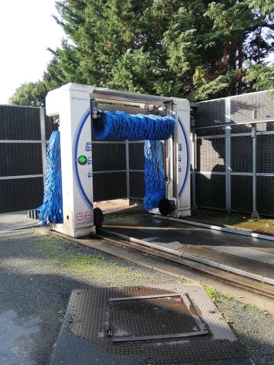 Station service Total Énergies – Lavage auto -Laverie automatique interne à la boutique – cave, colis et divers produits comme dépannage tabac, produits automobiles, gaz etc...
Affaire créée depuis 50 ans et reprise il y a  plus de 13 ans.
Possibilité de développer d'autres activités

Est située en Vendée à 10 kms du chef lieu du département  sur l'axe Angers/ les sables d’Olonne

Boutique 60 m2 Réserve 50 m2

Affaire très bien entretenue et sécurisée

Sortie de ville Axe principal

Petite ville très agréable et dynamique de 5 500 habitants

Excellente clientèle

Fermée les dimanches et jours fériés.

Matériel en parfait état et complet et tous les contrôles nécessaires à la reprise ont été effectués

Très bonne affaire saine et rentable.

CA : 1 100 000€



Prix du fonds de commerce 100 000€ sans le stock ( apport personnel minimum pour le fonds de commerce 70000€) pas sérieux s'abstenir ;  bail 3 6 9 commercial. Loyer 800€ mois.


Possibilité achat murs. 250 000€ avec logement et 2 locatifs ( loyers des deux locatifs: 750€)

L’ensemble  fonds de commerce et immobilier : 350 000 euros.

Affaire idéale pour couple. A Saisir rapidement

l'immobilier comprend: 3 logements (2 ou trois locatifs (au choix) et le local commercial 60 m2 et réserve 50M2 avec un sous sol sur un terrain de 1334M2.
Loyer minimum pour les bâtiments 2200€