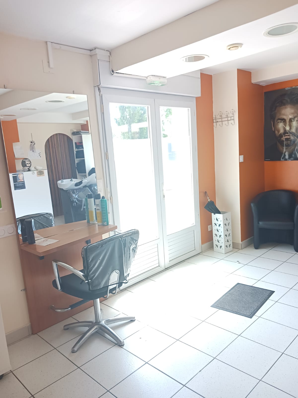 URGENT. À vendre salon de coiffure mixte cause maladie 
Au sud de Dax
Convient à une personne désireuse d’excercer dans un milieu rural proche d’une ville 
Axe passant.  Grand parking 
Local de 55 m2   Pièce attenante pour une onglerie,esthétique etc 
Mobilier 
2 bacs.   3 places de coiffage 
2 Climazons 
Meubles de rangements.  Meuble pour la vente 
Réserve avec
Étagères.  Micro onde. Frigidaire 
Dans le prix il y a tout le stock produits pour la coiffure et produits pour la vente 
Tout le petit matériel. Serviettes. Peignoirs. 
Brosses  Tondeuses etc 
Pas de personnel à reprendre 
J’étudie toutes les propositions 
Pas sérieux s’abstenir