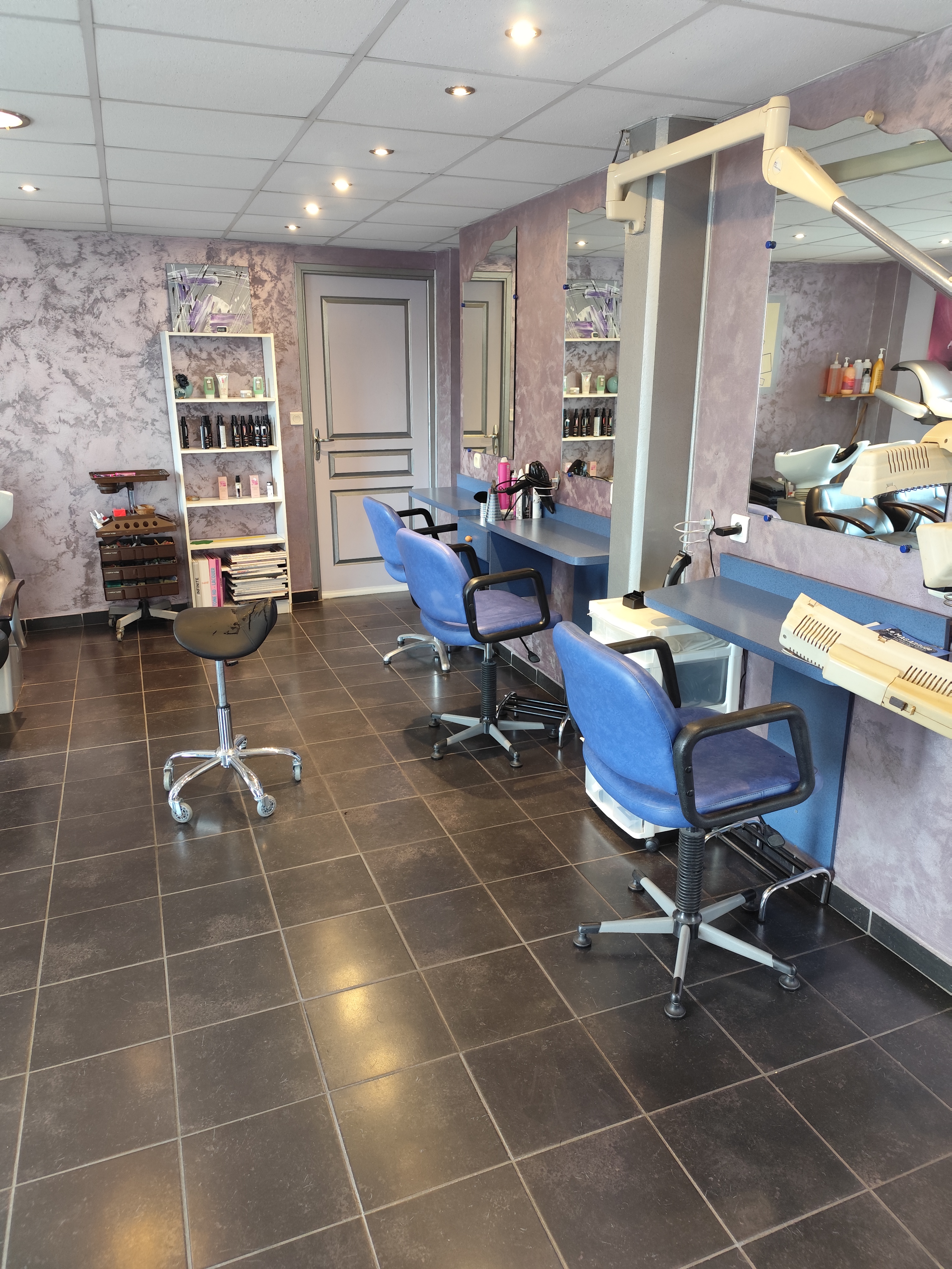 DESCRIPTION TECHNIQUE

Mise en vente du fonds de commerce de ce salon de coiffure pour raison de santé. Le salon est situé à Siaugues-Sainte-Marie, commune de 840 habitants dont la démographie est en hausse régulière depuis une quinzaine d’années et centre d’un bassin de vie de plus de 2 000 habitants en période non-estivale. 

Le salon, repris en 2004, comprend un espace de coiffure et de vente entièrement équipé de 50 m² avec 4 postes de travail, 2 bacs, un labo/buanderie, une salle de pause, un point d’eau et toilettes et un espace de stockage de 20 m². L'ensemble du matériel est entretenu et opérationnel, permettant une reprise immédiate de l'activité sans investissement majeur. Le salon est conforme aux normes d'accessibilité. Spacieux et lumineux, il est parfaitement placé au centre de la commune, en face d’un restaurant et à moins de 200m du premier parking (de nombreux autres stationnements existent dans le centre du bourg), également à proximité de l’école et de la mairie. Ce salon bénéficie d’une clientèle fidèle, composée principalement d’habitants locaux mais aussi de vacanciers et résidents secondaires. Le salon de coiffure est le seul sédentaire de la commune, et se partage la demande avec un salon de coiffure à domicile. 
Au niveau des horaires, le fonctionnement est le suivant : mardi-jeudi-vendredi en journée continue de 9h à 18h, mercredi après-midi (14h-19h) et samedi matin (9h-14h). Le salon propose des coupes pour homme et femme. 

Le chiffre d’affaires est stable, mais des possibilités de développement existent (notamment sur les horaires) la demande étant forte puisque les rdv sont complets à une semaine en hors saison, et 2 à 3 semaines en période estivale. Un poste de travail pourrait être rajouté, et le salon a déjà fonctionné avec une ouvrière et une apprentie en plus de la gérante. Bail commercial à reprendre, renouvelé en avril 2026, loyer des murs à 183€/mois.

Prix de vente du fonds : 15 000 € + 2 000 € de stock.

TERRITOIRE

Ce commerce est situé au sein de la Communauté de communes des rives du Haut-Allier (CCRHA), dans le département de la Haute-Loire, récemment élu département préféré des français au plan de l’attractivité touristique. Le territoire de la CCRHA compte 16 000 habitants et est sillonné du nord au sud par la rivière Allier. Le paysage aux multiples nuances de vert et de bleu alterne gorges et plateaux volcaniques typique de l’Auvergne, garantie d’un cadre naturel exceptionnel et préservé. Son patrimoine historique et architectural complète son charme. 

La commune de Siaugues-Sainte-Marie est le centre d’un bassin de vie de 2 000 habitants en résidence principale, et de 3 500 habitants en période estivale.  Elle dispose ainsi de nombreux artisans, commerces, associations et services publics (école, médiathèque, maison France Services, caserne de pompiers, maison médicale, …). Deux entreprises spécialisées dans le traitement et revêtement des métaux assurent l’emploi d’environ 300 personnes et sont source d’activité sur la commune. L’urbanisme est en développement avec la création récente de nouveaux lotissements. De plus, le camping trois étoiles récemment rénové connait une belle fréquentation. 

La vie de famille est rendue agréable par une vie associative riche qui permet la pratique de nombreuses activités tant culturelles que sportives : club photo, sculpture, peinture et dessin, chorale, préservation du patrimoine, danse, gym douce, football… sachant que par ailleurs, de nombreux chemins de randonnées pédestres ou à VTT vous permettront de découvrir une nature préservée et quelques sites enchanteurs.

Le territoire du Haut-Allier est facilement accessible depuis l'autoroute A75, à 1h de Clermont Ferrand et 3h de Montpellier. L’axe routier principal est la N 102 prolongée par la N 88 qui le relie à St Etienne et Lyon en 2h30. Des gares de proximité assurent la desserte ferroviaire sur la ligne Paris, Clermont-Ferrand, Nîmes via Langeac, le bourg-centre. Siaugues-Sainte-Marie est située à 20 minutes du Puy en Velay, préfecture du département. 

AIDES INSTALLATION 

L'ensemble de la CCRHA se trouve en ZRR (zone de revitalisation rurale) ce qui induit notamment une exonération d’impôts sur les sociétés les 5 premières années. 
Des aides financières liées à la reprise d'un restaurant peuvent être attribuées par la Communauté de communes, la Région et l'Europe. 
Ce commerce n’attend plus que vous !!
Contact :
Propriétaire du fonds : estelle.lopes2@orange.fr / 06.37.74.07.06
Communauté de communes : j.laurent@rivesduhautallier.fr / 06.66.44.48.06