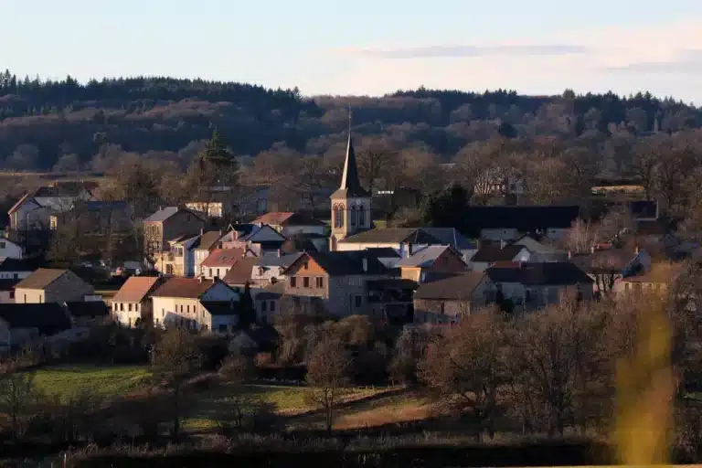 Cadre de vie
Villossanges est une bourgade rurale des Combrailles de 330 âmes dotée d’une vie locale dynamique grâce à ses nombreuses associations et à la volonté de ses habitants.

Description de l'activité
La commune dispose actuellement d’une boulangerie proposant tous les produits de première nécessité. Le boulanger arrivant à la retraite et dans un souci d’amélioration de la qualité de service, la commune, en partenariat avec la communauté de communes, souhaite réhabiliter un ancien bâtiment attenant pour transférer le commerce.

Description du local
La collectivité est à la recherche d’un porteur de projet pouvant proposer une offre commerciale de proximité (épicerie et idéalement boulangerie). Les travaux du bâtiment n’ayant pas encore débuté, la co-construction du projet est souhaitée pour répondre aux mieux aux attentes du futur exploitant. Le futur local commercial disposera d'une surface d'environ 70m².

Possibilité de logement au-dessus du commerce