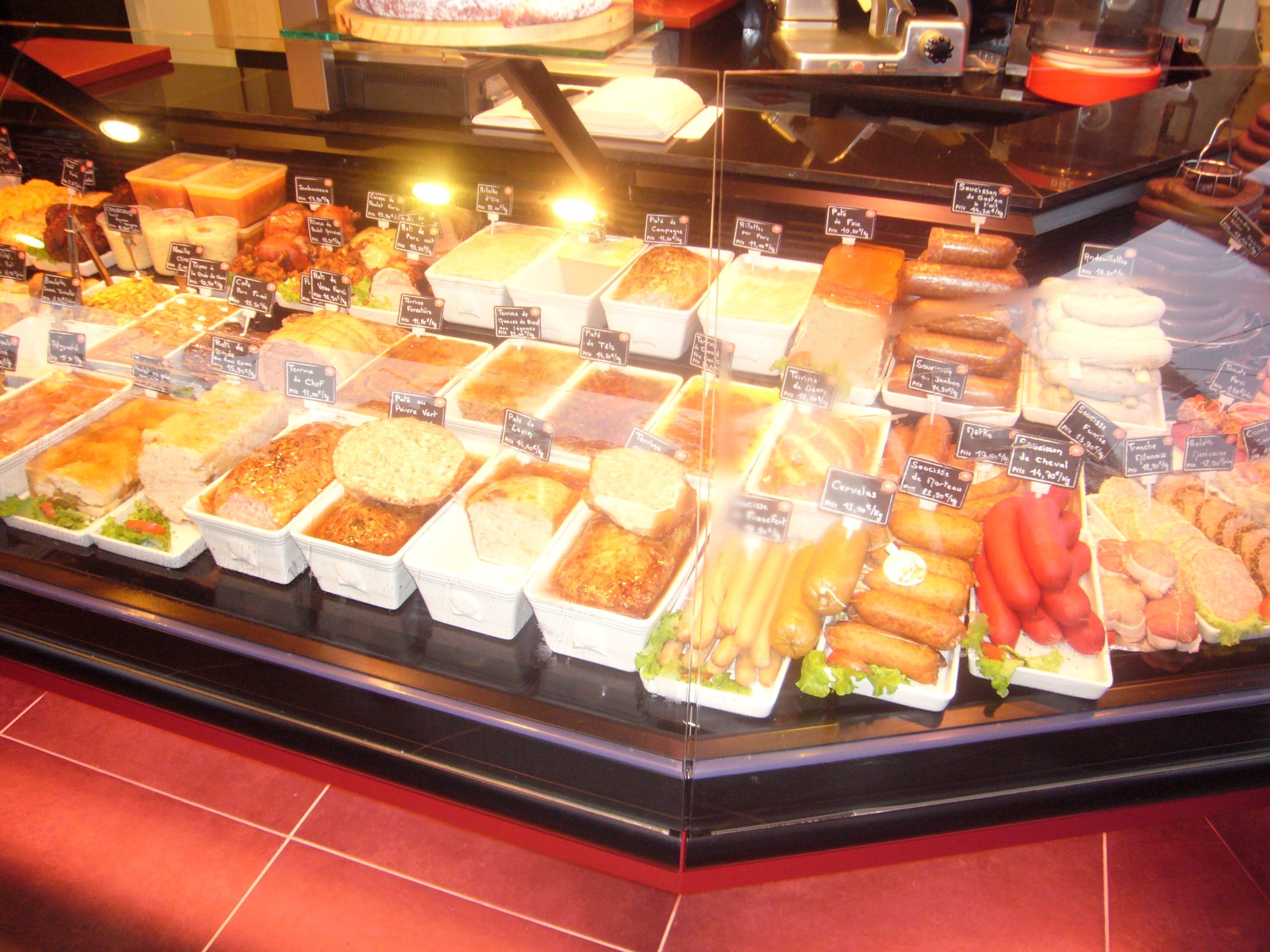 CAUSE RETRAITE (1er Octobre)
Vend fond de commerce Boucherie Charcuterie Traiteur
Possibilité d'accompagnement du repreneur dés maintenant
Magasin entièrement refait en 2010, affaire familiale depuis 1896
Surface de vente 30m2. Surface de laboratoire équipée 35m2. + stock
Bonne rentabilité
Possibilité d'achat des murs commerciaux et belle habitation attenante.
Bon emplacement: Zone d'attractivités et grand parking gratuit.
CA./An  300000 Résultat + 55000 possibilité de développement