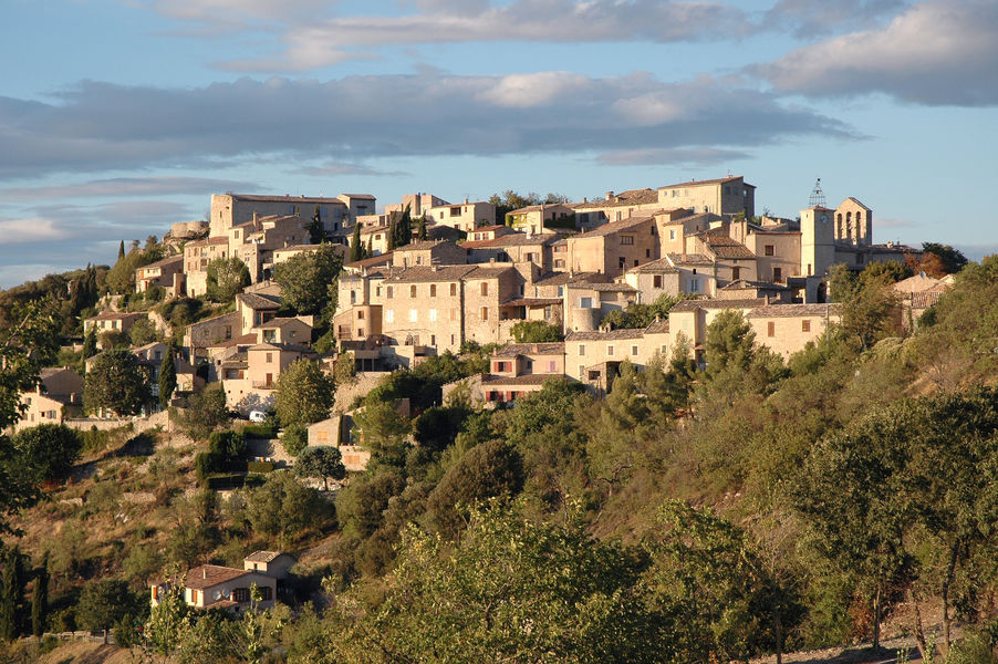 Au cœur du village de Lurs situé sur un éperon rocheux au-dessus de la Durance dans les Alpes de Haute Provence.

La Commune met  en location une boulangerie multiservices/ multi-activités (alimentation, presse, librairie, retrait colis...) afin de proposer des produits et services à la population locale et ainsi un lieu de vie.

Le Village est situé à la confluence de pistes de randonnées et du chemin de Compostelle. 

Le local comprend un logement, un laboratoire et une boutique, les loyers (commercial et logement), seront à parfaire après les travaux de rénovations.