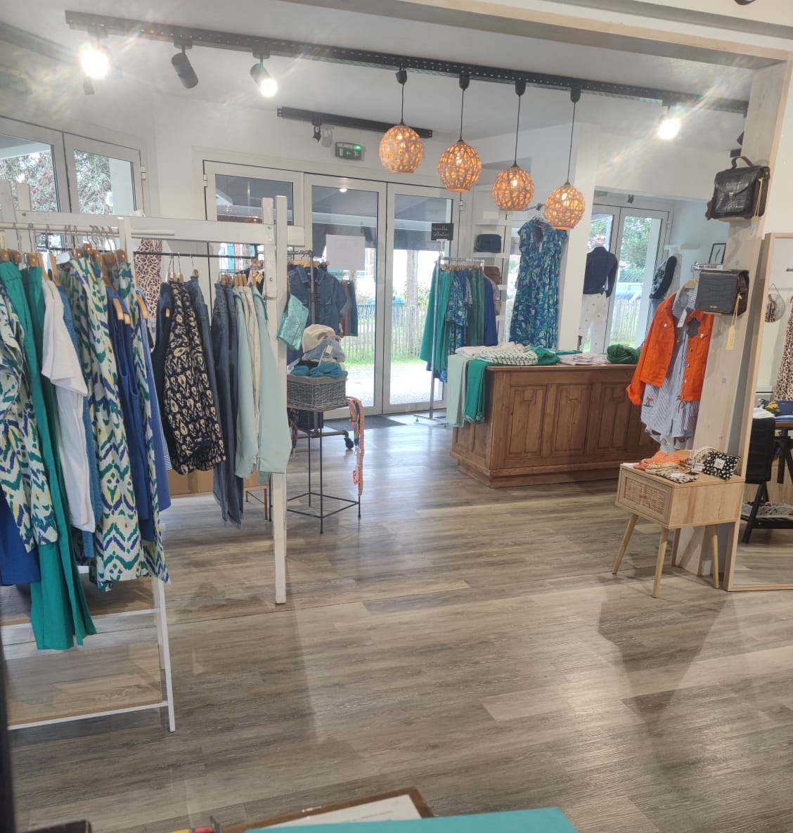 Boutique prêt à porter féminin et accessoires
