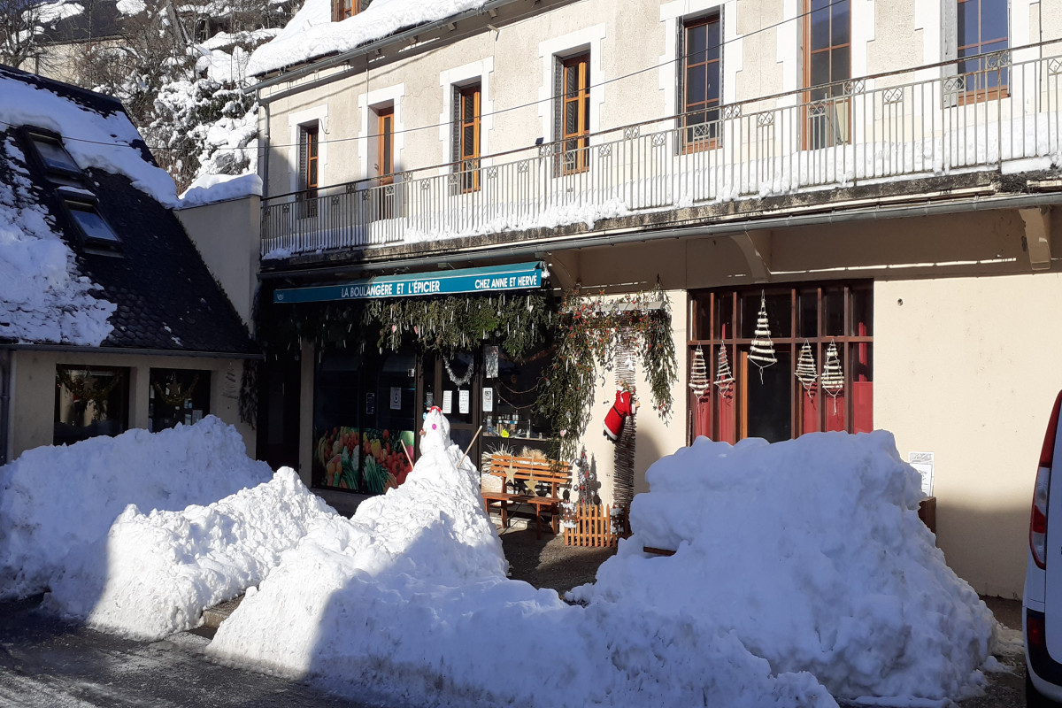 Á reprendre Boulangerie Épicerie dans le Nord Aveyron , 200 m2, au coeur d'un village économiquement dynamique, fournil de plain pied, équipé pour boulangerie, pâtisserie. 
Ouverte toute l'année, clientèle locale, touristique et pèlerins de St Jacques.