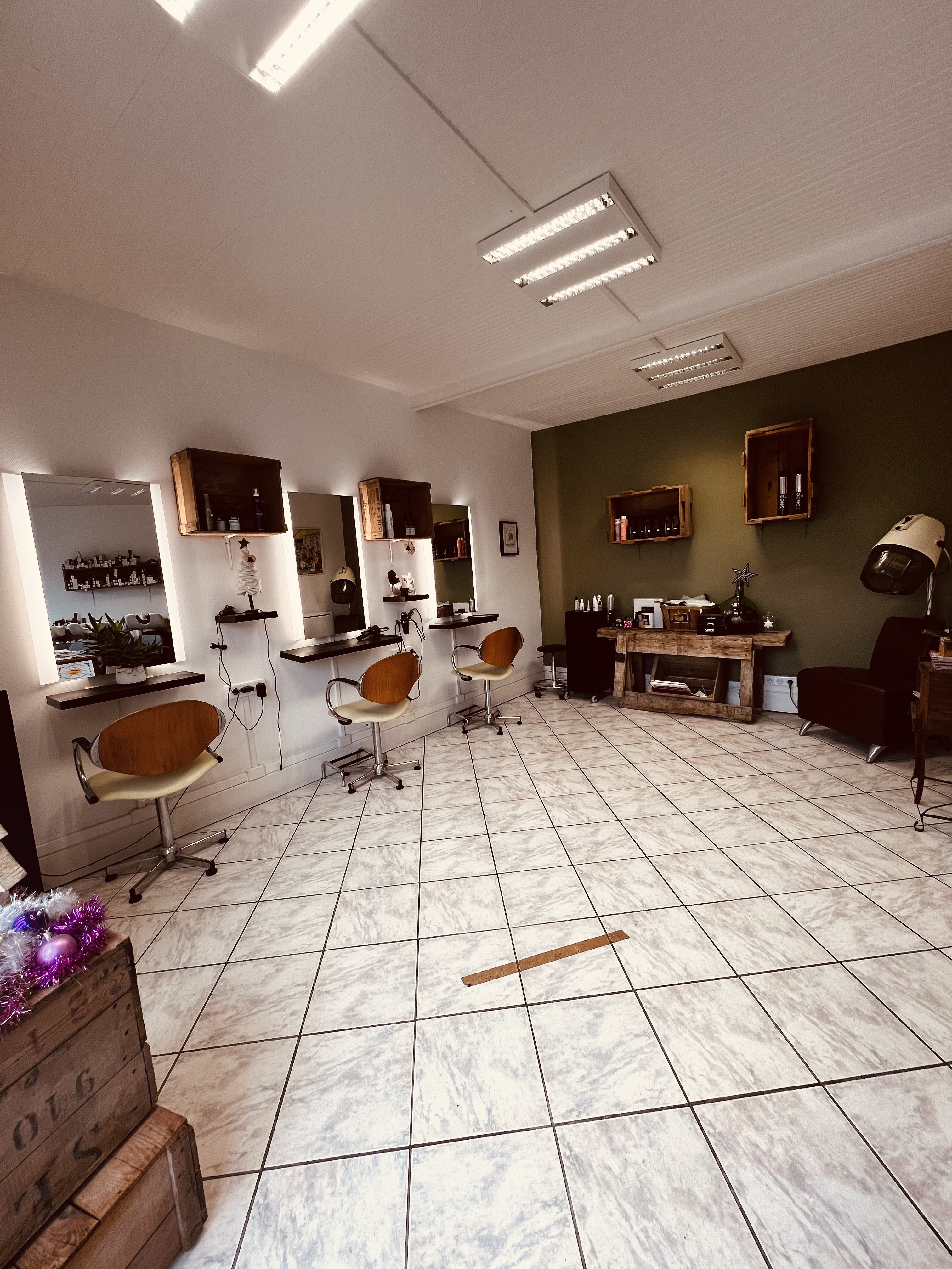 Bien atypique vends 2 salons de coiffure dans village proche, dans commune en plein développement économique. Villages dynamiques, avec commerces !