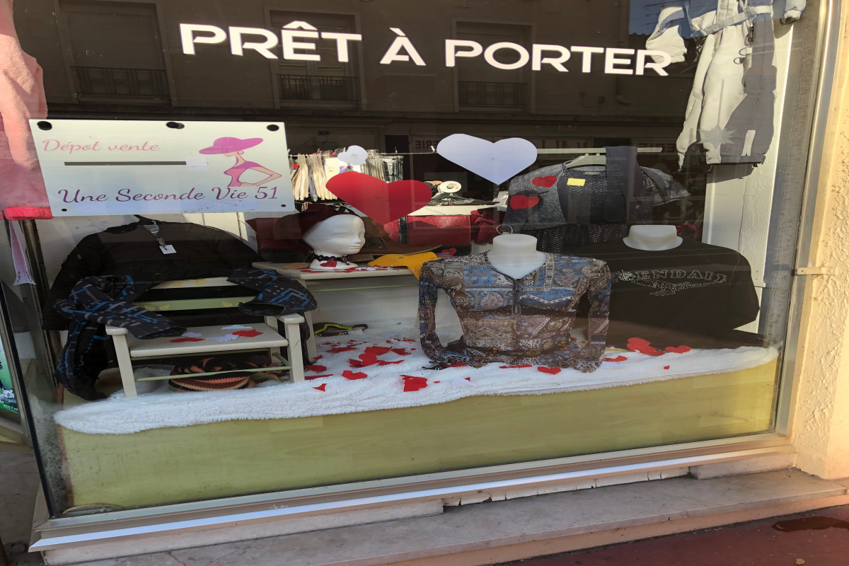 Vends fonds de commerces dépôt vente de vêtements avec stock de vêtements important, portants etc, situé c?ur de ville, loyer mensuel 525euros.
Trois vitrines, climatisation réversible. pas de travaux a prévoir.