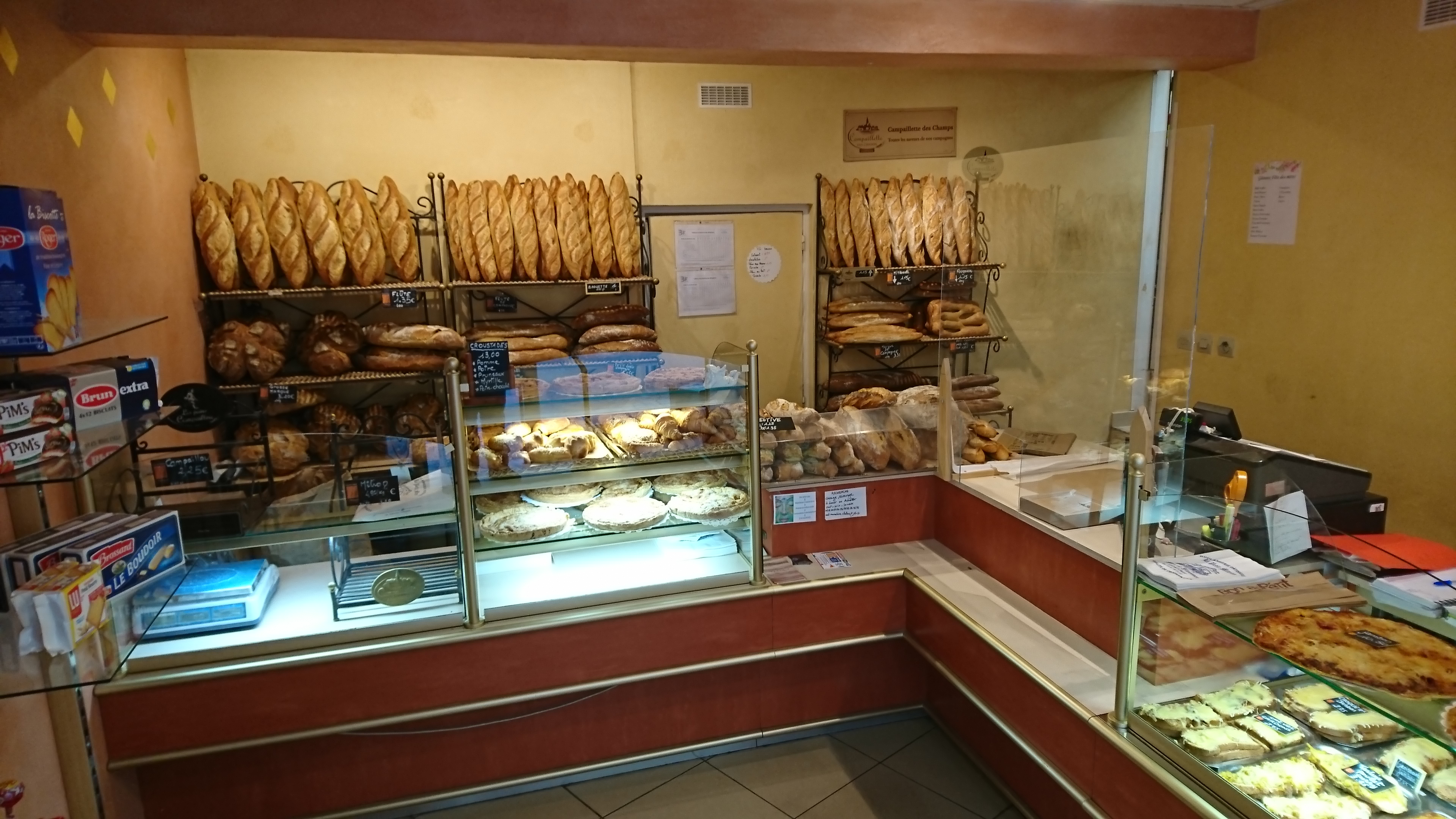 A vendre cause départ à la retraite.
Cette boulangerie patisserie est située dans un village d'une vallée pyrénéenne desservant une station de ski de la région d'occitanie. Secteur touristique été et hiver. C.A : 390 000.