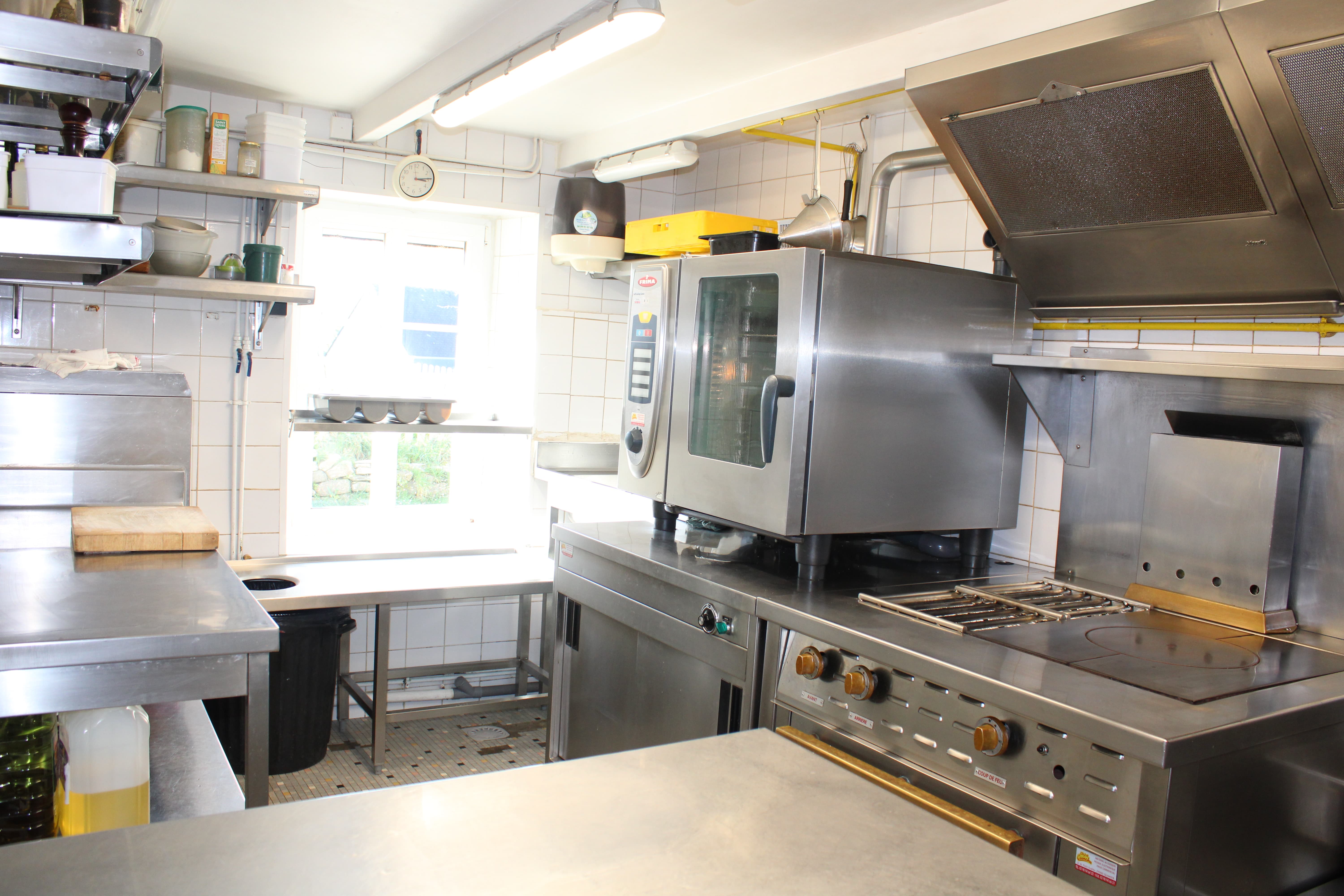 A 10 minutes de Quimper et 15 minutes de Châteaulin.
Cause retraite.
Restaurant traditionnel.
Pas de salarié à reprendre.
Licence IV.
Parking à proximité.
Le prix comprend  : le fonds de commerce, les murs commerciaux ainsi que l'appartement de 40 m2.