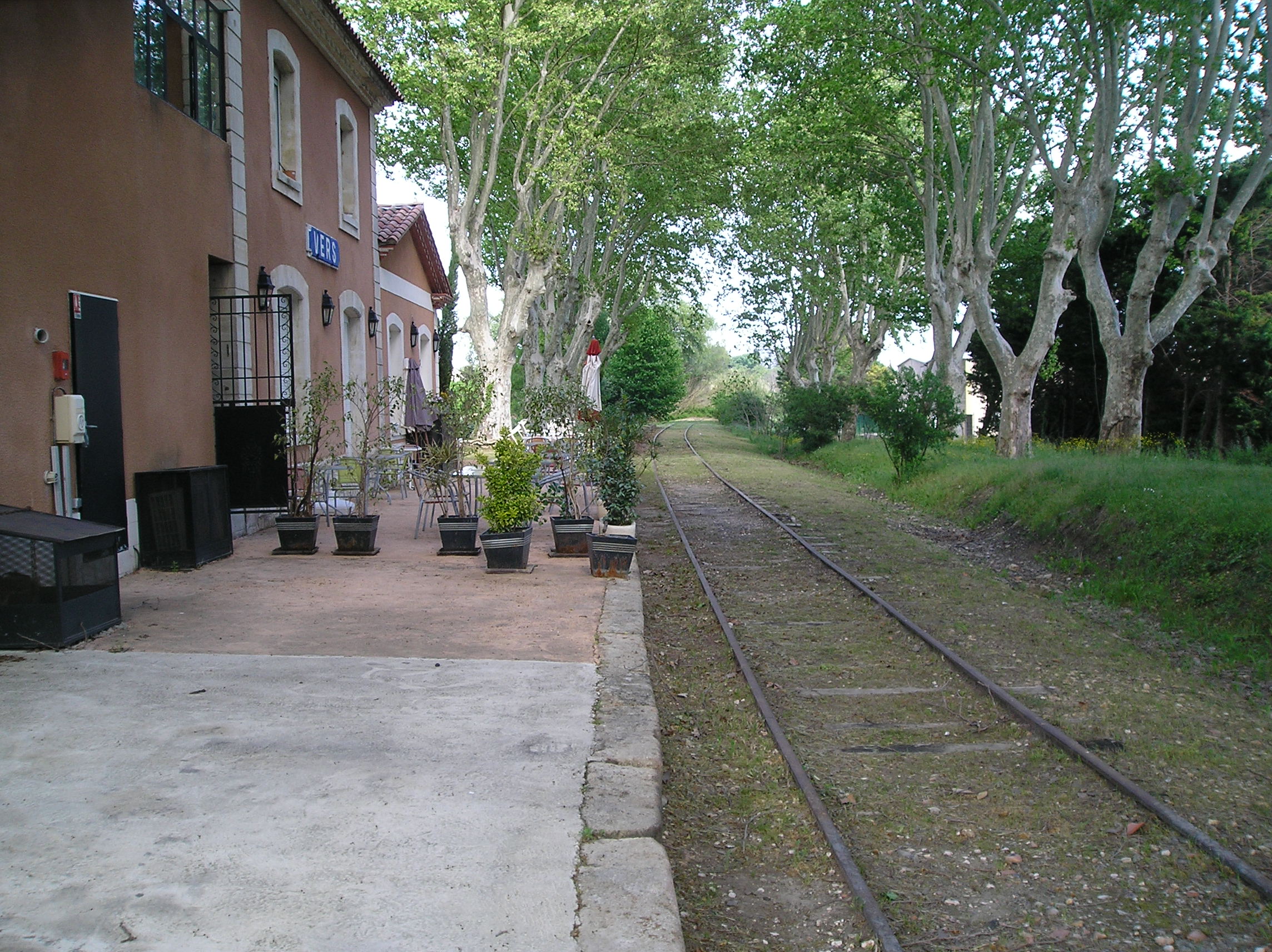 Je suis propriétaire des murs d'un restaurant de 300m2 (ancienne gare totalement remaniée) avec deux grandes salles pouvant recevoir plus de 120 personnes, une grande cuisine équipée et refaite. Une annexe de 60m2, un appartement de fonction. Le terrain est de 5000m2 avec parking pouvant recevoir des bus, véhicules et un parc arboré et équipé pour guinguette. Grande terrasse au bord de la voie verte (ancienne voie ferrée environ 80 places) 
J'ai récupéré mes locaux de l'ancien propriétaire du fonds de commerce qui faisait plus de 600 000e/HT de CA .
Je propose de vendre soit les murs au prix de 500 000€ (les nouveaux propriétaires des murs pourront recréer un nouveau fonds de commerce) ou bien de vendre le pas de porte avec du matériel sur place au prix de 80000€ avec un loyer de 2500€/HT/mois . Les repreneurs pourront ainsi recréer le fonds de commerce facilement à moindre prix et peut être me racheter les murs plus tard.