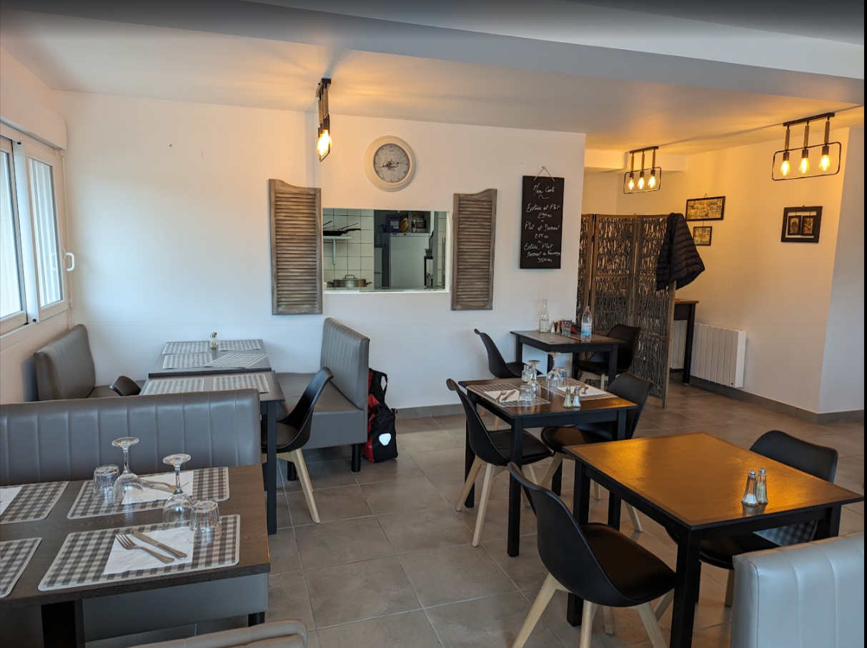 DESCRIPTION DU LOCAL

Emplacement commercial – Local rénové – Plusieurs activités possibles
Adresse : 28 avenue Louis Coudant, 58340 Cercy-la-Tour

Situé sur l'un des principaux axes commerçants de Cercy-la-Tour, ce local commercial d'environ 82 m² bénéficie d'une belle visibilité, d'un accès facile et de possibilités de stationnement à proximité.

Actuellement exploité en restaurant, il a bénéficié d'importants travaux de rénovation et offre de nombreuses possibilités pour accueillir un nouveau projet entrepreneurial.

Un local fonctionnel et rénové.
Surface totale d'environ 82 m².
Espace principal lumineux d'environ 46 m².
Façade commerciale largement vitrée donnant sur l'avenue Louis Coudant.
Espace cuisine et locaux annexes.
Sanitaires.
Possibilité d'une terrasse extérieure, sous réserve des autorisations nécessaires.
Stationnement à proximité.

Des travaux importants ont déjà été réalisés, notamment le remplacement de la porte d'entrée, des travaux d'électricité, de chauffage, de carrelage et d'aménagement intérieur, l'isolation du bâtiment ainsi que la réfection de l'étanchéité de la terrasse supérieure.

UN EMPLACEMENT AU COEUR D'UN TERRITOIRE DYNAMIQUE

Située dans la Nièvre, à proximité de Decize, Cercy-la-Tour (1683 habitants) bénéficie d’un tissu économique varié avec 2 grands groupes employeurs des secteurs de la logistique et de l’industrie, un secteur agricole important et de nombreux commerces et services de proximité : gare SNCF, professionnels de santé, pharmacie, commerces alimentaires, établissements scolaires et services publics.

La commune bénéficie également d'un environnement naturel attractif, à la confluence de plusieurs cours d'eau et à proximité du canal du Nivernais et de sa véloroute.

Ces atouts offrent des perspectives intéressantes pour une activité destinée à la clientèle locale comme aux visiteurs de passage.

DANS LE VILLAGE
Gare SNCF (axe Nevers-Dijon)
Professionnels de santé, pharmacie
Restaurants
Commerces divers (grande surface, boulangeries, boucheries, bars-tabac-presse, coiffeurs, garages, etc)
Industrie (automobile, transports)
Marché le jeudi matin
Camping, gîtes, hébergements touristiques
Ecoles, collège, centre social
EHPAD
Services (bureau de poste, taxis, artisans, réparation informatique, office de tourisme, maison France Services)
Artistes
Equipements culturels et sportifs, dont piscine municipale et aire de loisirs
Haras
Associations diverses
Médiathèque
Véloroute
Canal du Nivernais

UN PROJET A DEVELOPPER ?

Le local est actuellement aménagé pour la restauration et peut naturellement accueillir un nouveau restaurateur.

D'autres activités commerciales, artisanales, de services ou professionnelles peuvent également être étudiées, selon les besoins du porteur de projet, les possibilités d'aménagement et les autorisations applicables.

Le propriétaire souhaite privilégier un projet sérieux et durable, contribuant à la vie économique et à l'attractivité de Cercy-la-Tour.

CONDITIONS COMMERCIALES

Disponibilité prévisionnelle : à partir du 1er avril 2027
Loyer et conditions : communiqués sur demande, selon le projet présenté.
Location directe auprès du propriétaire.
Possibilité d'échanger sur les besoins d'aménagement du futur occupant.

Le matériel professionnel actuellement présent appartient à l'exploitant en place et n'est pas inclus dans la location. Toute éventuelle reprise devra être discutée séparément avec celui-ci.

CONTACT

SCI IKIGAI ASSOCIATES – Jean-Claude Mariau
Pour tout renseignement, présentation de projet ou demande de visite, merci de nous contacter.

Un emplacement à découvrir pour donner vie à votre projet à Cercy-la-Tour !

INFORMATIONS
Découvrez plus d'informations sur le territoire en visitant les sites internet de la Communauté de Communes Bazois Loire Morvan, de l'office de tourisme Rives du Morvan et de Cercy-la-Tour :
https://www.bazoisloiremorvan.fr/
https://www.rivesdumorvan.fr/
https://www.cercylatour.fr/