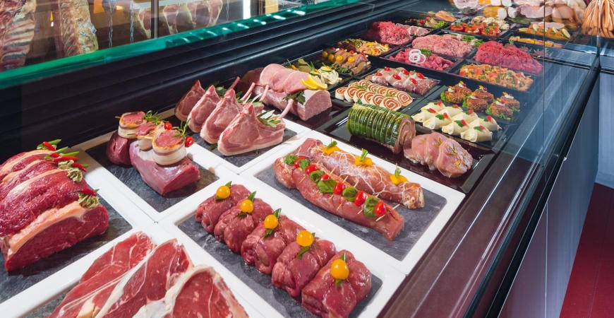 Nous vous proposons à la vente le fonds de commerce d’une boucherie, charcuterie, épicerie fine, traiteur et vente à emporter. Ce commerce, spécialisé dans la vente de produits de haute qualité tels que des brochettes, grillades, et viandes maturées, sert aussi bien les particuliers que les restaurants.

Caractéristiques du fonds de commerce :

Prix de vente : 145 000 euros

Chiffre d’affaires annuel : 400 000 à 570 000 euros

Loyer 800 euros par mois HT/HC

Surface d’exploitation : 95 m²

Matériel professionnel haut de gamme d’une valeur de plus de 80 000 euros, 7 mètres linéaires de vitrine, chambres froides, cellules négatives/positives.

Possibilité de développer la partie Primeur, et épicerie fine.

Cette opportunité vous permet de reprendre une entreprise solide avec une clientèle fidèle, un équipement récent, et des produits de qualité supérieure.

Ne manquez pas cette chance de reprendre un commerce clé en main dans un secteur en plein essor !

Prix de vente 145 000 euros