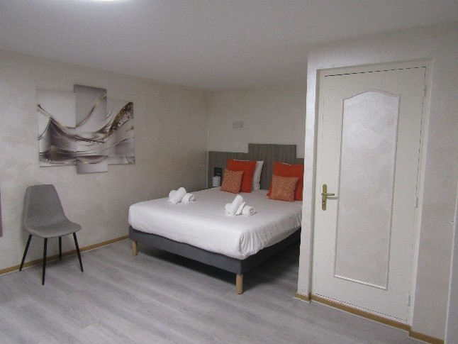 À vendre un hôtel**– restaurant saisonnier, ouvert de mai à octobre. 
L’établissement se situe en Lozère, au centre d’un village touristique de plus de 800 habitants. Il bénéficie d’un emplacement central et d’une excellente visibilité grâce à sa grande baie vitrée.
L’ensemble immobilier est composé de trois bâtiments distincts. 
Le restaurant, titulaire d’une licence IV, dispose d’une salle d’environ 35 couverts, ainsi qu’une terrasse pouvant accueillir 45 personnes. La cuisine professionnelle est équipée et fonctionnelle. La carte actuelle propose une offre : salades, pizzas, burgers, pâtes, etc.
Côté hébergement, l’hôtel classé 2 étoiles (2025) dispose de 17 chambres confortables, toutes équipées de salles d’eau privatives, pour une capacité totale de 45 personnes. Deux chambres supplémentaires sont prévues pour le personnel saisonnier. L’ensemble comprend également un logement de fonction, idéal pour les exploitants souhaitant vivre sur place.
La clientèle est variée et fidèle : nationale et internationale, composée de familles, groupes d’amis, retraités et sportifs...
L’établissement fonctionne uniquement avec du personnel saisonnier. Aucun CDI n’est en cours, et il n’y a donc aucun salarié à reprendre.
Cette affaire est idéale pour deux personnes dynamiques disposant d’une expérience en hôtellerie-restauration.

Vente des murs :  730 000€ ou location : 3 200 € / mois TTC
Vente du fonds de commerce : 420 000 € 
Référence de l'annonce : L0500