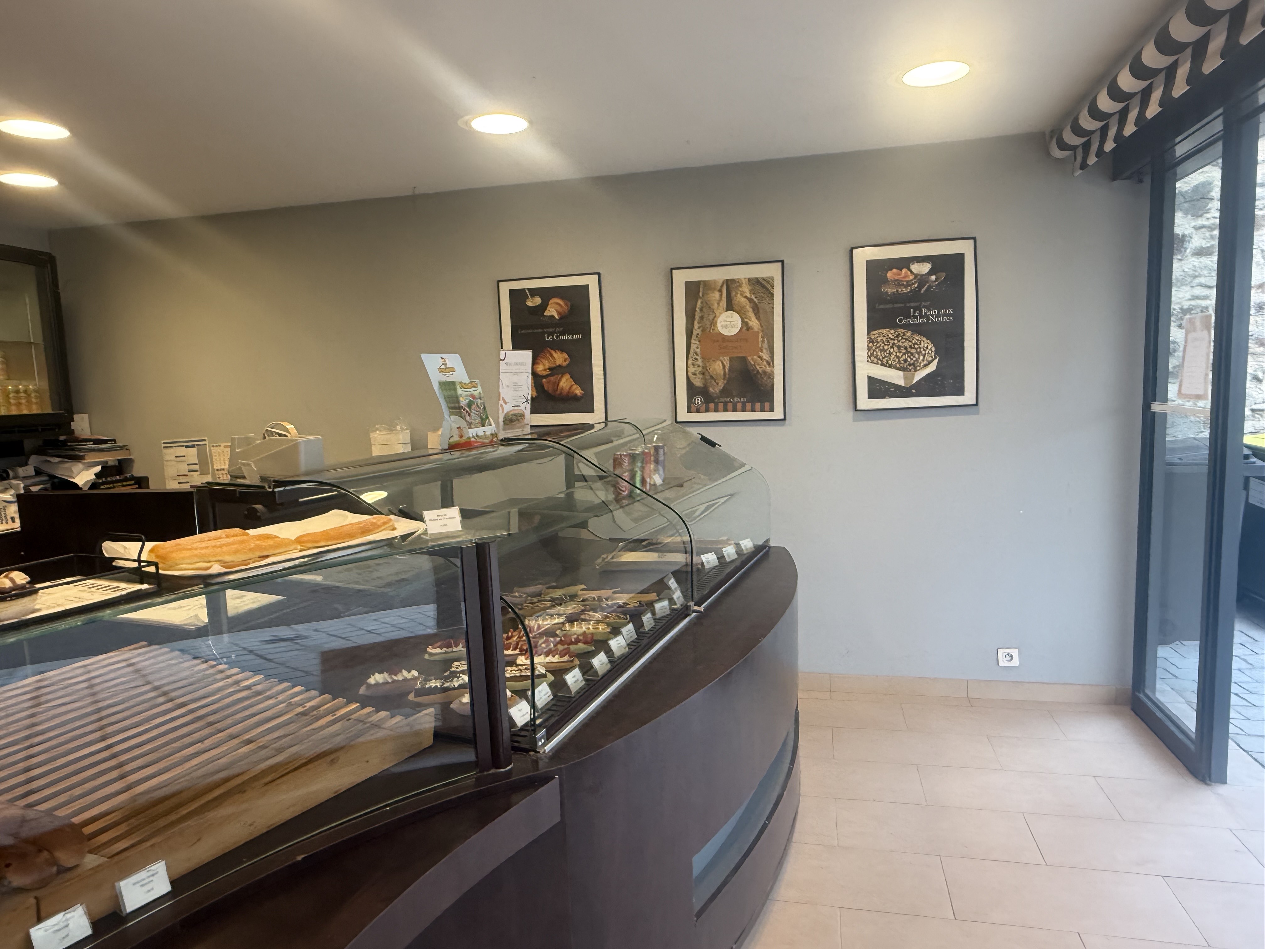 à vendre boulangerie - pâtisserie artisanale dans ville de +/- 12 000 habitants.
Située en face d'un bureau de tabac et à proximité de plusieurs commerces (fleuriste, restaurant, laverie…) et de la Mairie.