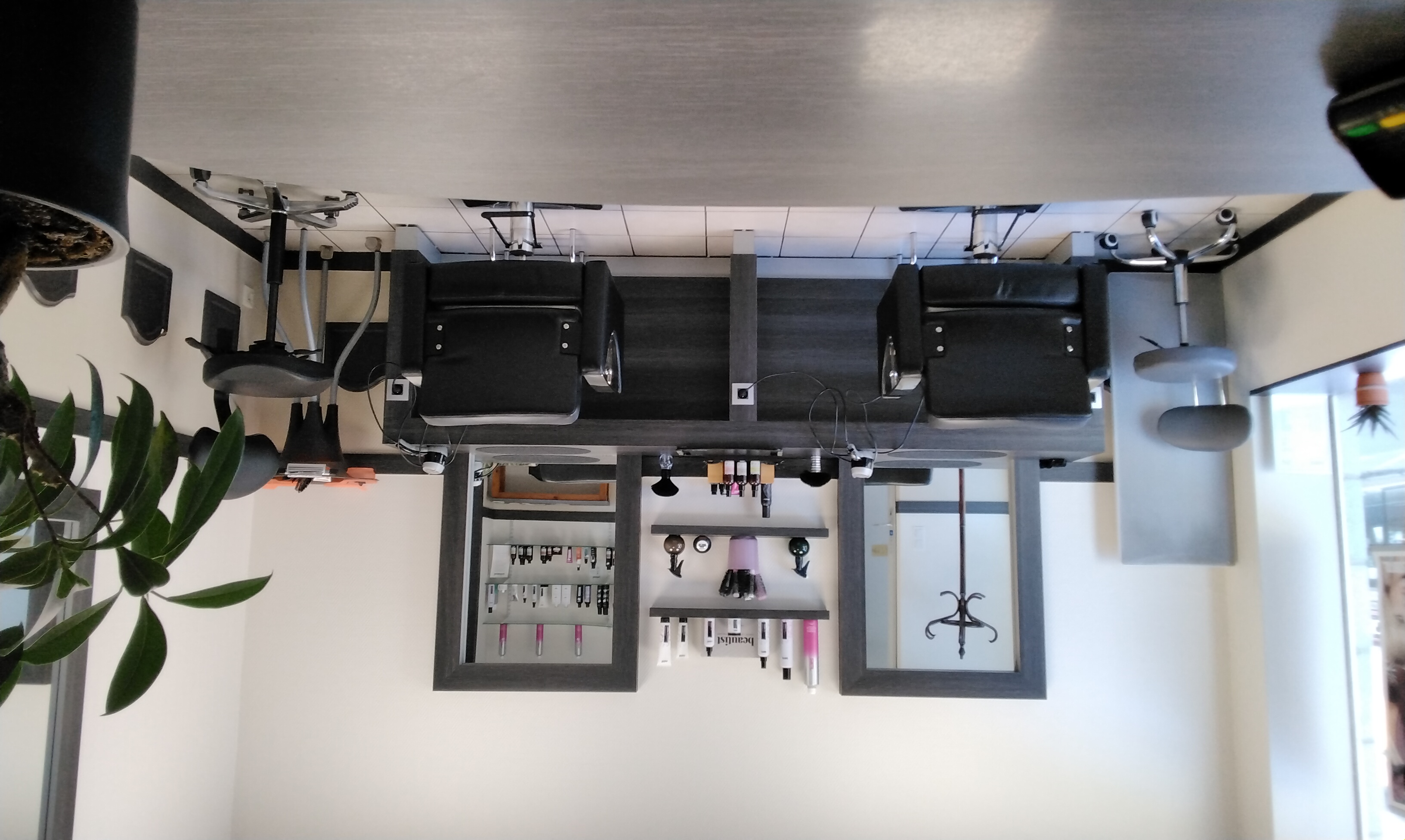 À vendre salon de coiffure en Bretagne dans le Morbihan créé depuis 25 ans dans une commune de 1900 habitants sans concurrence.