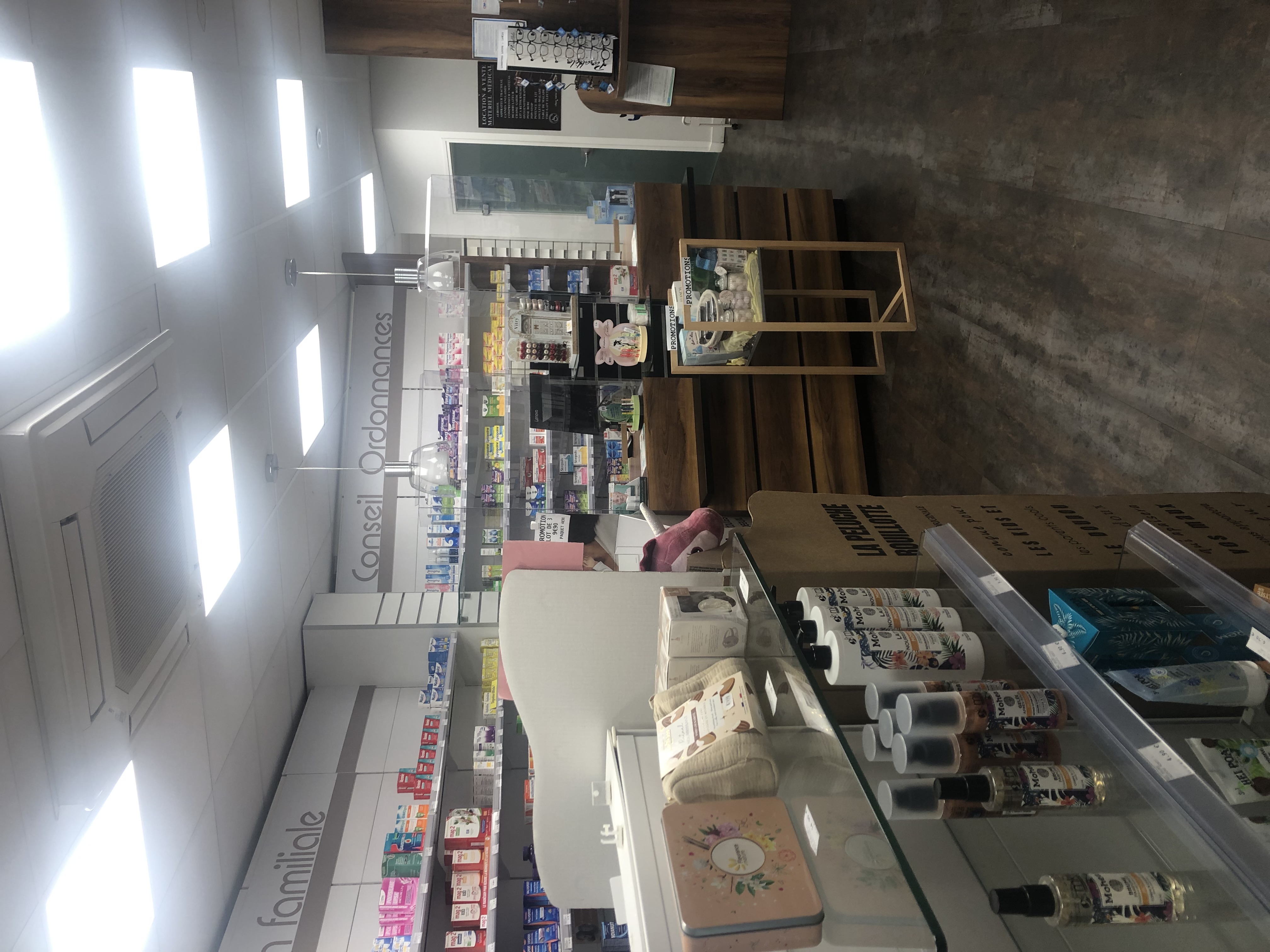 Située en ZFRR+ (France Ruralités Revitalisation) sur un axe très passant au Sud du Cher, cette pharmacie bénéficie d'un très bon emplacement. . Les locaux comprennent un espace de vente fonctionnel, un espace confidentiel, grande réserve, grenier. Facilité de stationnement devant la pharmacie ainsi que sur la place du village. 
Présence d'une Marpa (= résidence séniors rurale) à proximité. Un centre de santé - médecins solidaires (https://medecins-solidaires.fr/) à 300 m de la pharmacie avec 2 médecins du lundi au samedi, kinésithérapeutes, ostéopathes, un cabinet d'infirmières (4) à 150 mètres. La zone rurale offre un cadre calme et agréable, idéal pour une installation pérenne. Possibilité de TRANSFERT à coté du futur nouveau Centre de Santé plus important (2027) et de la Marpa. 
Points forts : Proximité des services de santé, futur Centre de santé, logement attenant avec grande maison confortable et jardin, collèges et lycées à 15 minutes. Une opportunité intéressante pour un professionnel souhaitant concilier travail et qualité de vie.