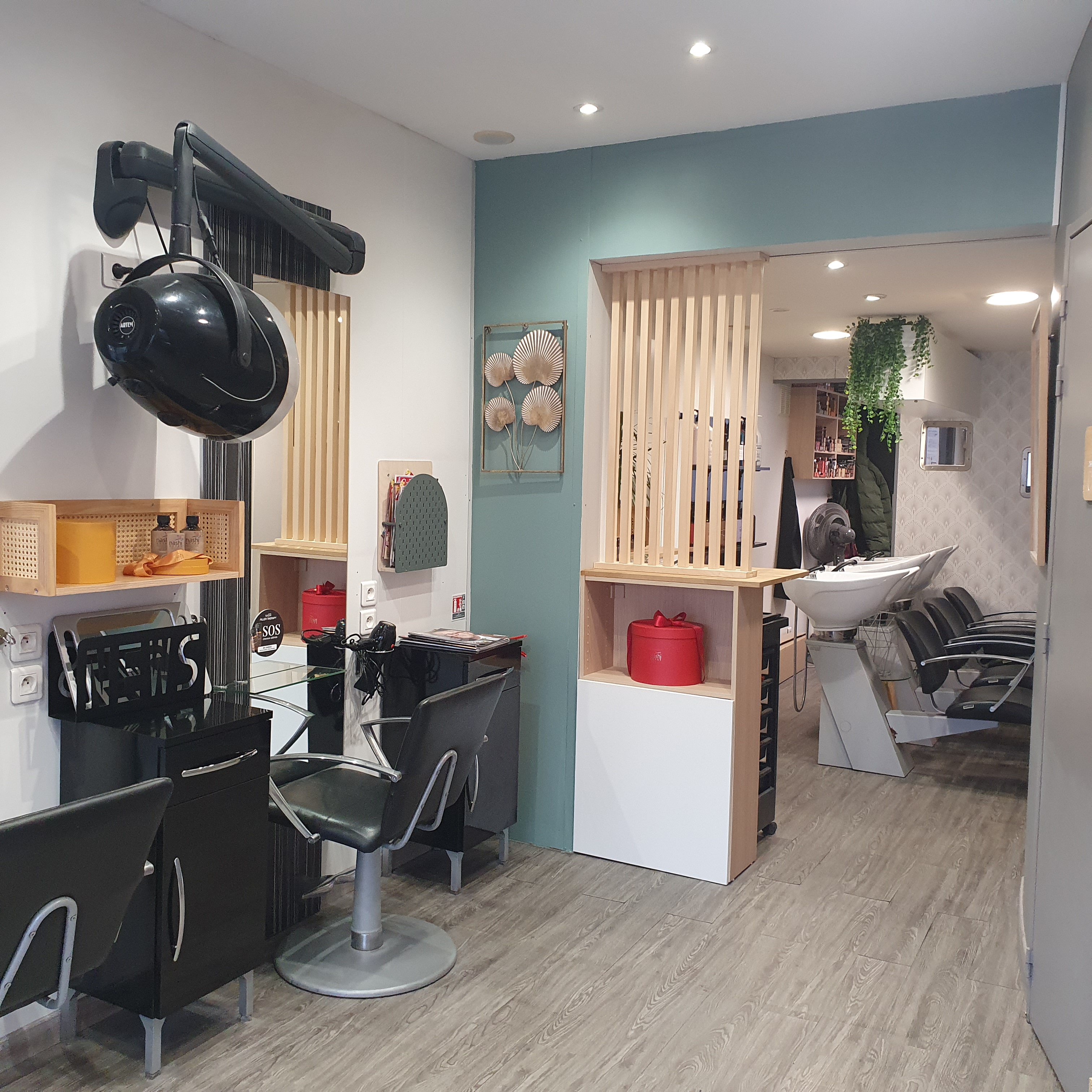 Salon de coiffure 
48m2 
5 fauteuils 
3 bacs
Pas de salarié 
CA 100000 ttc
Bail 3/6/9
Exploiter depuis 15ans 
Clientèle fidèle et beaucoup de passage donc du potentiel à envisager 
Loyer 2500 cc
Peut être pour un salon de manucure,  esthétique, barber shop, où autre commerce sauf restauration.