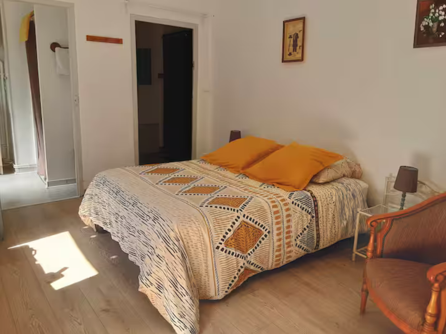 L'Auberge de Gâcogne se veut être un lieu de convivialité qui participe à la dynamique de la commune.
Nous recherchons des locataires gérants : restaurant, café, relais-poste, gaz, chambre d'hôte. Cuisine équipée.
La capacité du restaurant est d'une vingtaine de couverts. 
Logement au 1er étage (70 m²). Cour donnant sur la place du village et terrain arboré de 2 500m².
Redevance de location gérance modeste et comprenant le logement.
Disponible dès maintenant.
