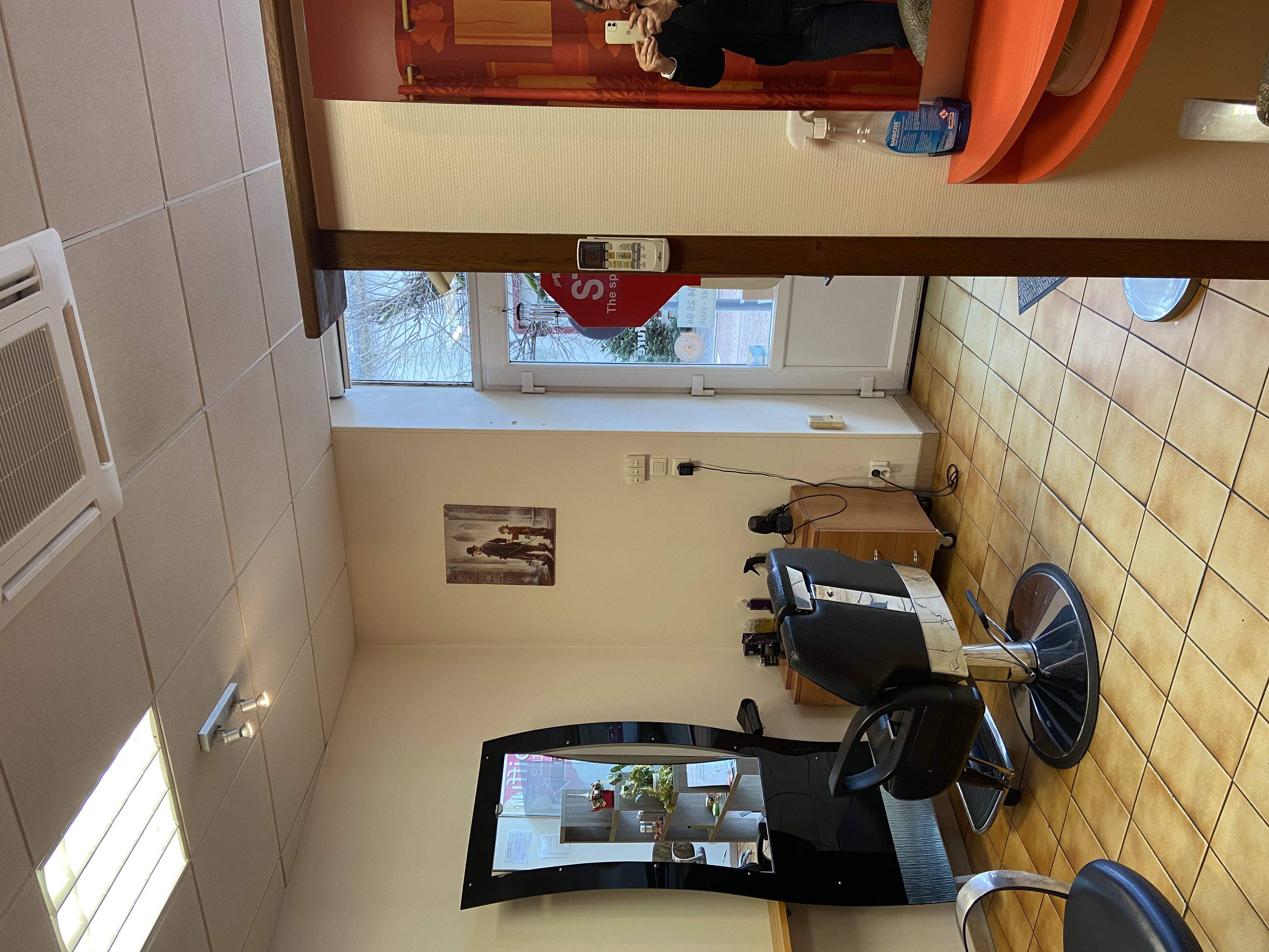 Au pied du parc régional du Morvan, cause départ en retraite vends fond de coiffure toujours en activité ,d'une surface d'environ 50 m2 et 30 m2 de réserve , bureau , toilette et petite cuisine .4 postes de coiffure dont 1 pour homme, 3 bacs dont 1 electric, double chauffe eau, trés bon emplacement avec parking à proximité, plein pied, climatisation , bail renouvelé pour 9 ans, loyer 400€. Il ya plusieurs salon dans le village mais il ya de la clientéle pour tous, elle est à redévelopper . je ne fais pas de prix , je laisse les personnes intéressées me faire une proposition.