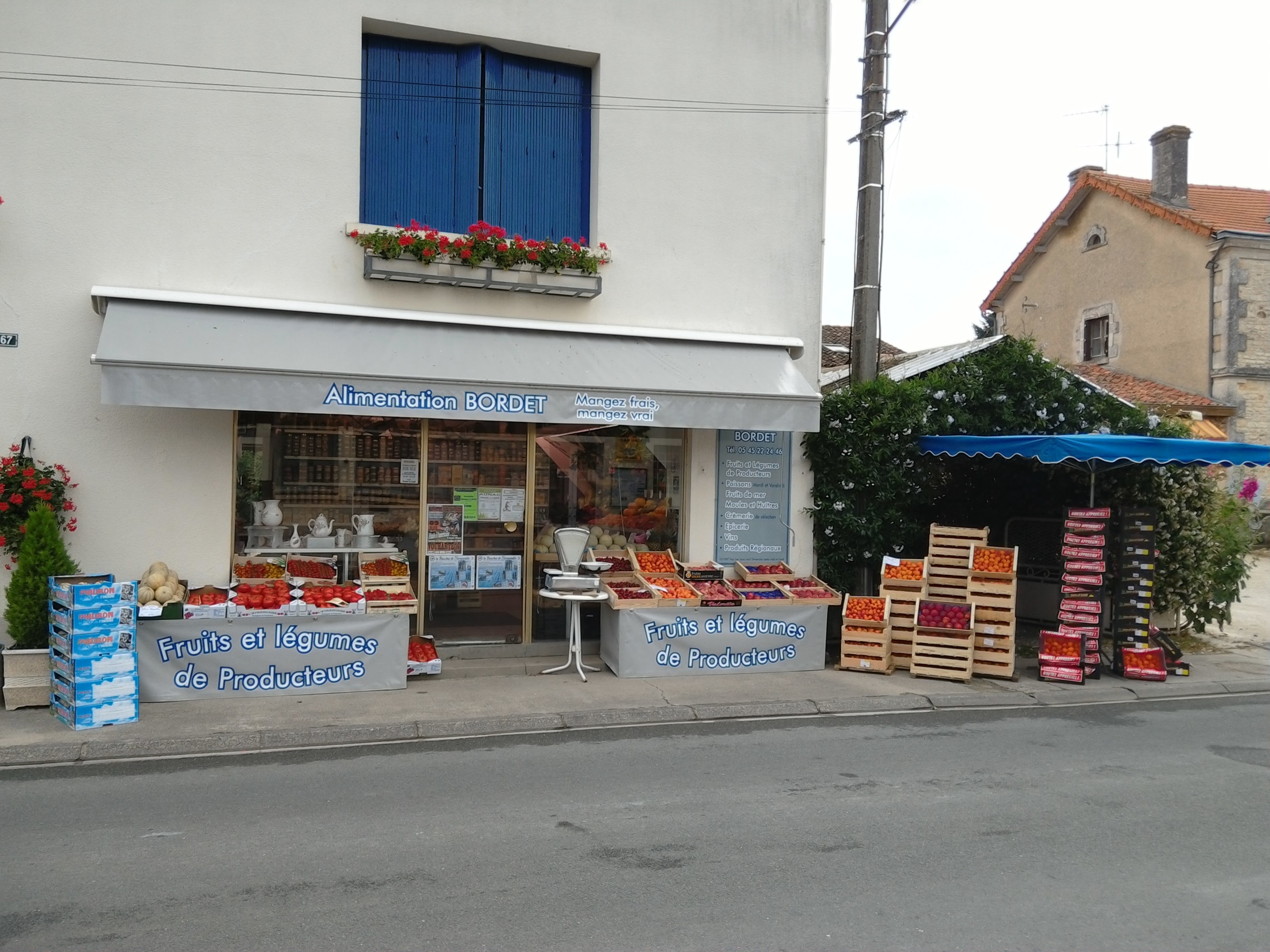 Alimentation Générale Restaurant une affaire saine dans un village vivant et commercial :
 Une maison médicale active 4 médecins 4 kinés 1 ostéopathe, infirmières,   podologue et pharmacie.
 Commerces alimentaires : 1 boulangerie pâtisserie de qualité , boucherie charcuterie traiteur  , bar tabac presse jeux loto petite restauration.
Salon de coiffure , Hangar créatif: laine, produit pour la couture , pressing . 
Groupe scolaire , Agence postale communale,  Associations , Club des aînés , Camping municipal. 
Notre village Aunac Sur Charente est incontournable situé au bord du fleuve Charente nous sommes en commune nouvelle avec le rattachement de 4 villages( environ 980 habitants) dû à un maire dynamique avec son conseil municipal !
Notre fidèle clientèle est très attachée à notre commerce  d'une affaire familiale tenu 30 ans auparavant c'est à nous maintenant au bout de 40 ans de passer le relais !
Notre commerce avec habitation  perdurera encore longtemps pour un couple ou une famille .