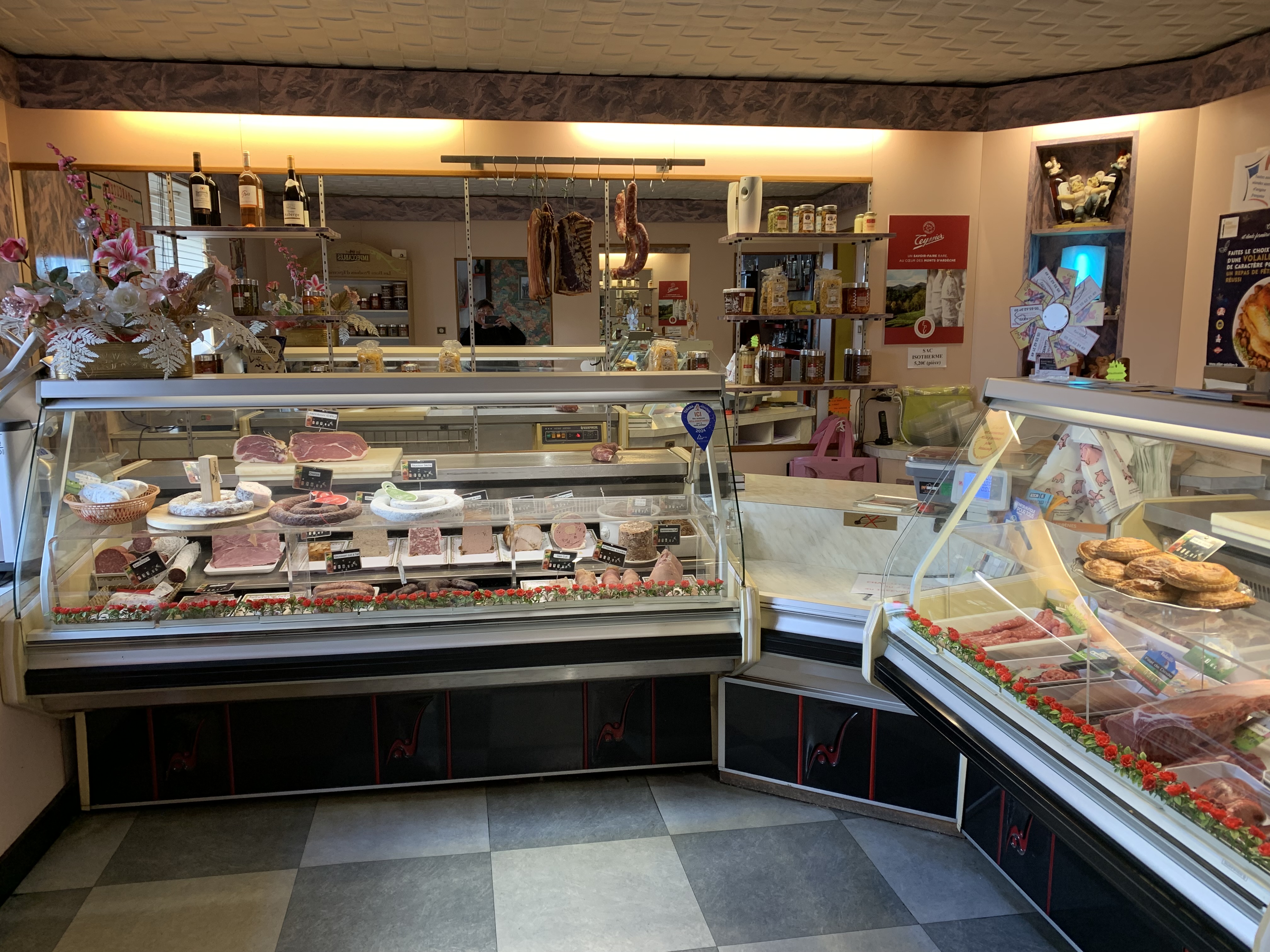 À VENDRE CAUSE RETRAITE 
CAFÉ CHARCUTERIE – SECTEUR MARCHE ET COMBRAILLE – CHÉNÉRAILLES - 
BELLE AFFAIRE A REPRENDRE

À vendre fonds de commerce d’un bar-charcuterie, implanté depuis plus de 28 ans en centre-bourg de Chénérailles. Cette charmante commune rurale dynamique de près de 800 habitants est située à 30 min de Guéret et 18 min d’Aubusson. La commune de Chénérailles dispose de tous les commerces et services essentiels de proximité (école, cabinet médical, pharmacie, salons de coiffure, boulangerie, supérettes, fleuriste, bar-tabac-pmu-FDJ, Presse-FDJ, bar-restaurant, restaurant gastronomique, friterie, station-service, laverie automatique…).

Ce commerce atypique allie une activité de bar (débit de boissons), de petite restauration à emporter (sandwichs, quiches, pâtés à la viande…), de la fabrication et vente de charcuterie (90 % de fabrication maison).

Clientèle locale et fidèle. Local professionnel de près de 80 m², composé d’un espace bar d’environ 24 m², d’un espace boutique charcuterie de 20 m² disposant de 2 vitrines réfrigérées, d'un labo de préparation de 15 m², d’un espace de plonge (6,5 m²) et d’un espace froid (1 chambre froide de 4 m² / 1 armoire réfrigérée), d’un bureau et d’un WC. A l’étage (44 m²) : espace réservé au stockage et un vestiaire pour le personnel. 

Grande terrasse de 50 places.

Cette affaire est vendue entièrement équipée : fours, marmites, 1 fumoir, 1 laminoir à main, 1 poussoir, 1 trancheuse, 1 cutter, 1 rôtissoire sur roulette, balances, tables de préparation et de découpe, tables inox, tables et chaises, machine à glaces, 1 véhicule de tournées (Citroën Jumper aménagé) …

Chiffre d'Affaires 2025 : 394 769 € HT dont 75 % du CA réalisé en charcuterie-petite restauration à emporter et 15 % du CA réalisé via les tournées. L’entreprise ne propose pas d’activité de traiteur. Effectif de l’entreprise : 3 - l’exploitant + 1 charcutier expérimenté + 1 vendeuse.

Bail commercial incluant la location de Licence IV. 

Loyer mensuel : 500 € HT / mois. Possibilité d’acheter les murs.

Prix de vente du fonds : 120 000 €
Tout le matériel est vendu avec le fonds.
Stock vendu en sus (à négocier).

Les plus : Accompagnement assuré par le cédant. Affaire située en Zone FRR (France Ruralités Revitalisation) ouvrant ainsi à des exonérations fiscales et sociales.

Étudiera toutes propositions sérieuses.