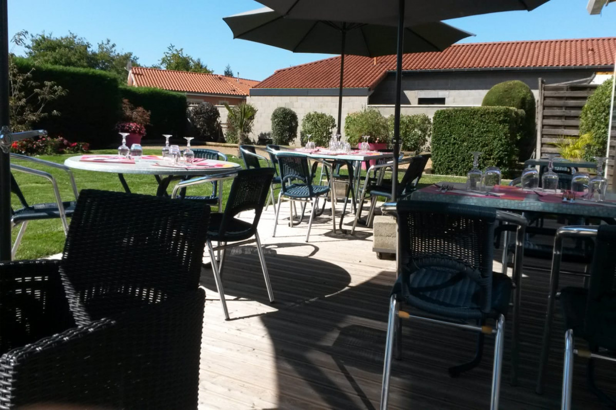 Restaurant situé dans un village de la Dombes( Ain, 40 km de Lyon) proche du site touristique d'Ars. Exploité depuis 20 ans, au bord d'une route très passante ( 10000 voitures/ jour,). Grand parking devant le restaurant. Il y a 3 salles soit 90 couverts en tout, 2 terrasses dont une avec pelouse et jeu de boules.
 Possibilité de loger à l'étage puisqu'il y a un grand appartement à rénover. 
Le restaurant est refait à neuf toutes les normes sont OK. Les cuisines sont en très bon état.  Loyer 3.6.9 de 666 euros. Affaire d'une très bonne rentabilité.