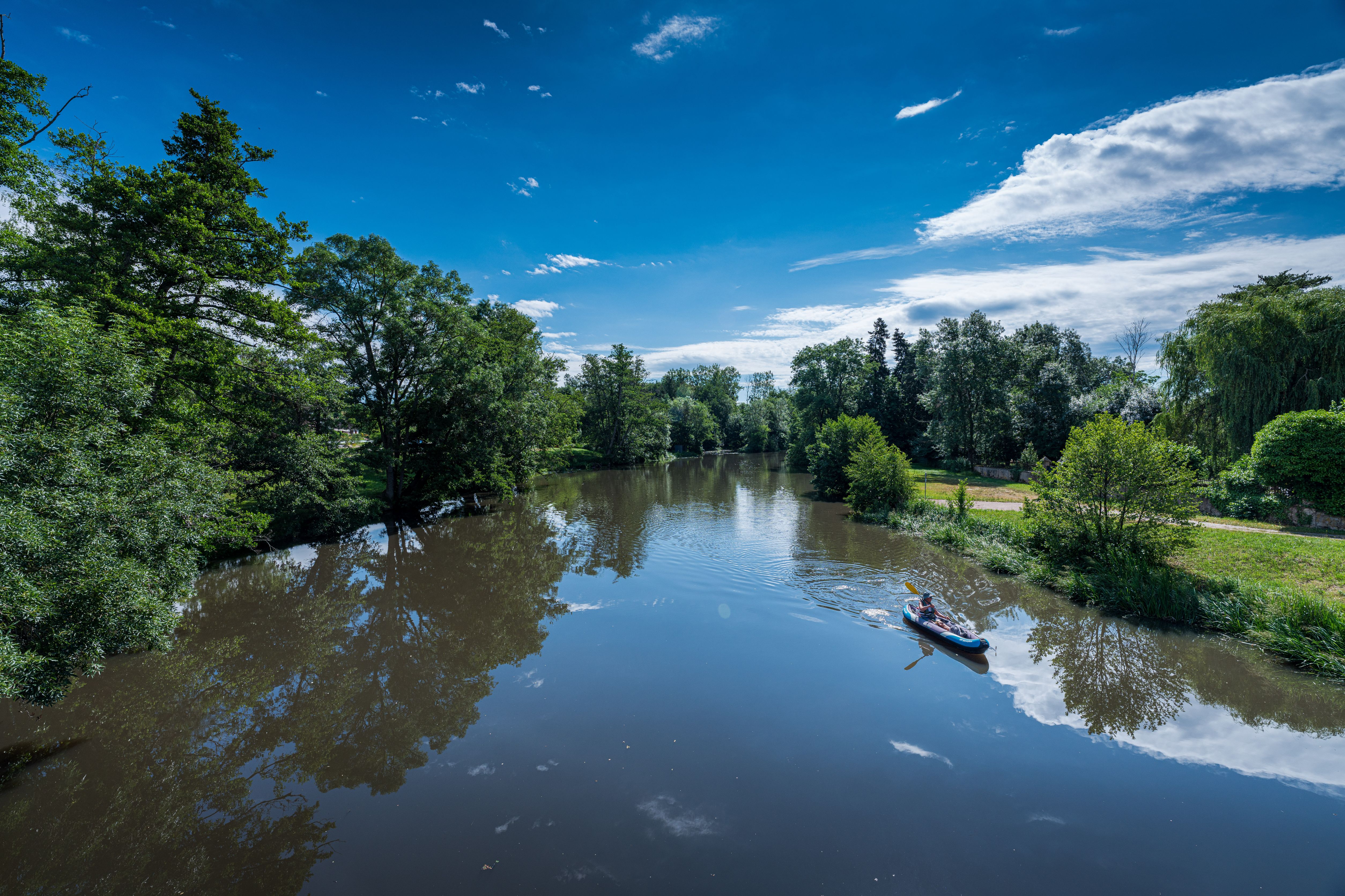 Participez à la vie de Cercy-la-Tour, Village du Futur et labellisé Station Verte ! 🌿

Nous recherchons le prochain gérant de notre guinguette et de notre camping, avec une ouverture prévue à partir du 1er avril 2025.

📅 Date limite de réception des offres : 31 janvier 2025.

Quelques informations :

Guinguette :
L’établissement, construit en 2020, offre :

    Une superficie d’environ 80 m²
    40 m² d’espace semi-fermé
    40 m² de terrasse exploitable

👉 Capacité d’accueil de 63 couverts (18 en intérieur, 45 en extérieur) et jusqu’à une centaine lors d’événements spéciaux.
👉 La cuisine, la salle de restauration et les annexes sont entièrement équipées et meublées.
👉 Une licence IV, propriété de la commune, est mise à disposition.

Camping :

    30 emplacements dont
        2 HLL (habitation légère de loisir) avec l’un d’eux adapté aux personnes à mobilité réduite)
        2 mobil-homes

Superficie totale : 7 000 m²

Toutes les informations nécessaires à votre candidature ici : https://www.cercylatour.fr/wp-content/uploads/2024/12/APPEL-A-CANDIDATURE-Exploitation-de-la-Guinguette-et-du-Camping-Municipal.pdf

    Envoyez votre candidature sous pli fermé à :

    Monsieur le Maire de Cercy-la-Tour
    Mention : « Gérance Guinguette et Camping »
    📍 Mairie de Cercy-la-Tour – Place d’Aligre – 58340 CERCY-LA-TOUR

    📞 Téléphone : 03.86.50.89.01
    📧 Mail : contact@cercylatour.fr