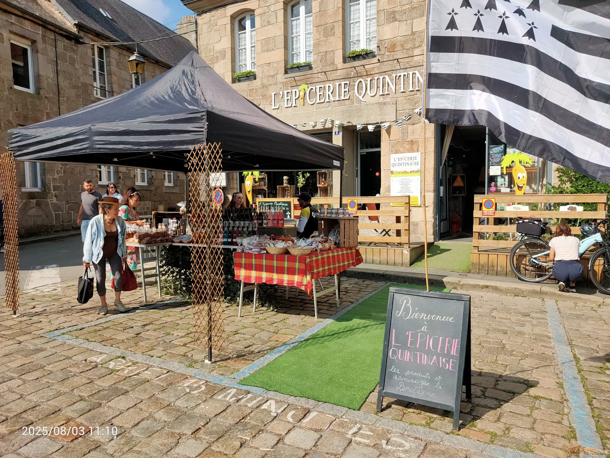 Idéalement située dans une ville touristique élue 3ᵉ village préféré des Français en 2022 dans l’émission de Stéphane Bern, L’Épicerie Quintinaise est bien plus qu’un commerce de proximité : c’est un lieu de vie, de partage et de saveurs.
Installée dans un cadre authentique, avec ses 600 caisses de pommes en bois d'origine datant de 1950, notre épicerie vous accueille dans une ambiance chaleureuse et familiale. Produits locaux, fruits & légumes frais, cave à vins, bières artisanales… ici, tout est sélectionné avec soin pour vous offrir le meilleur du quotidien.

Vu à la télévision : TF1, M6, et dans le Top 5 TripAdvisor !

Emplacement n°1 en plein centre, grand parking 50 places centre-ville. 2 places 15 minutes devant le magasin.

Nombreuses facilités ( proximité des commerces, mairie, banques, écoles, lycée... )